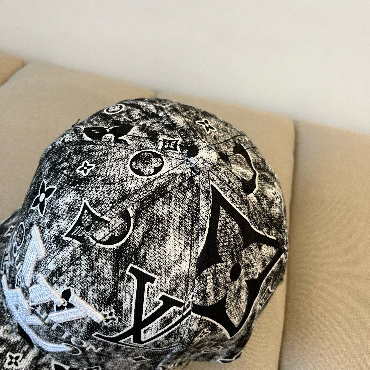 🧢路易威登棒球帽 LouisVuitton😍新款LV棒球帽，重工打造♥️高端大气，百搭款🤗男女通用！跑量