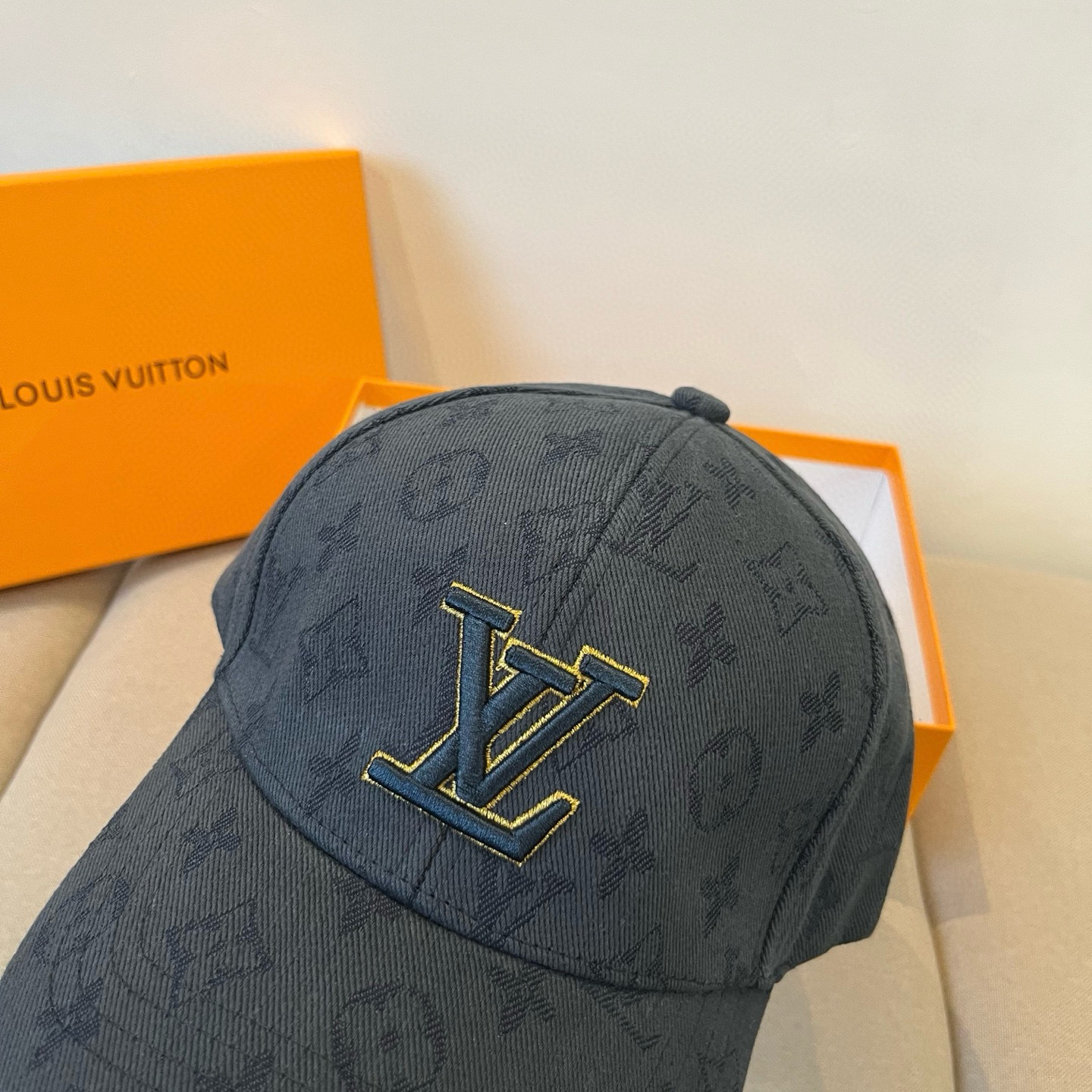 🧢路易威登棒球帽 LouisVuitton😍新款LV棒球帽，重工打造♥️高端大气，百搭款🤗男女通用！跑量