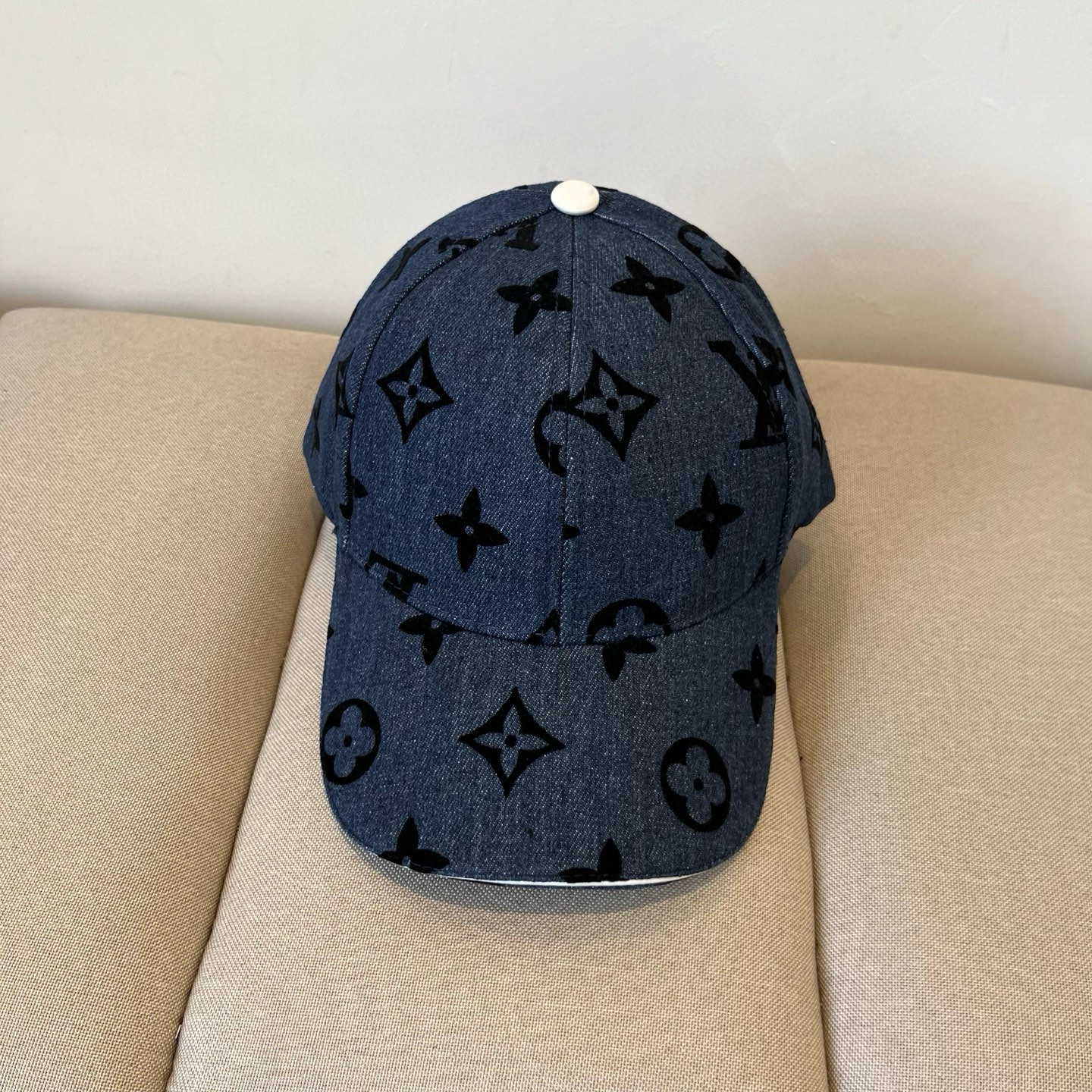🧢路易威登棒球帽 LouisVuitton😍新款LV棒球帽，重工打造♥️高端大气，百搭款🤗男女通用！跑量