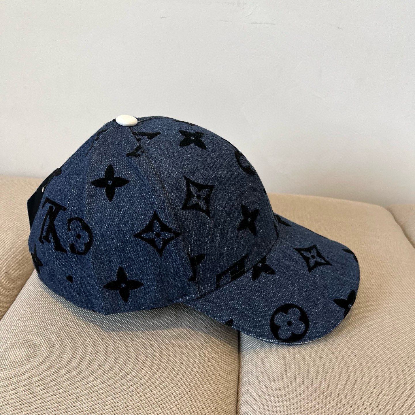 🧢路易威登棒球帽 LouisVuitton😍新款LV棒球帽，重工打造♥️高端大气，百搭款🤗男女通用！跑量
