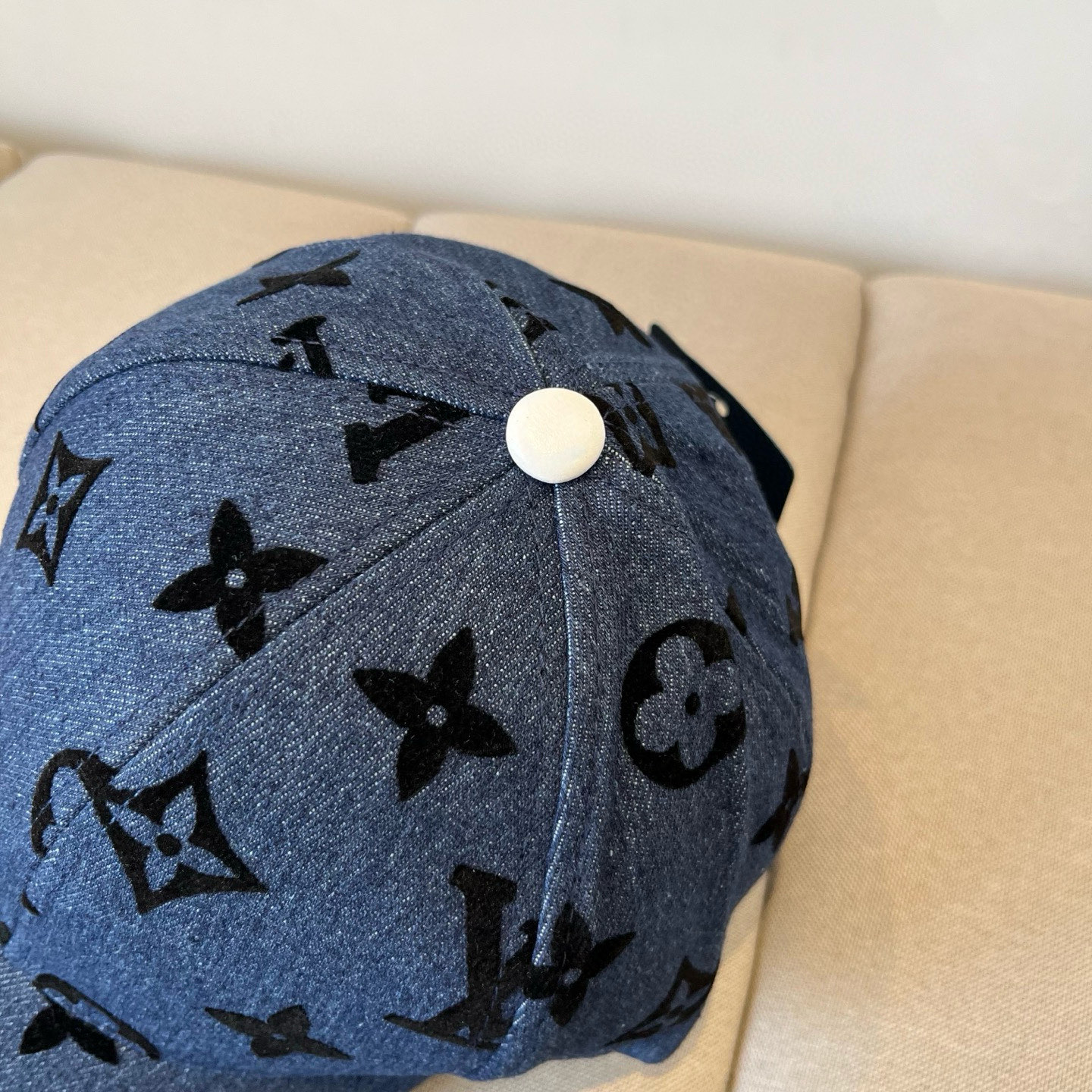 🧢路易威登棒球帽 LouisVuitton😍新款LV棒球帽，重工打造♥️高端大气，百搭款🤗男女通用！跑量