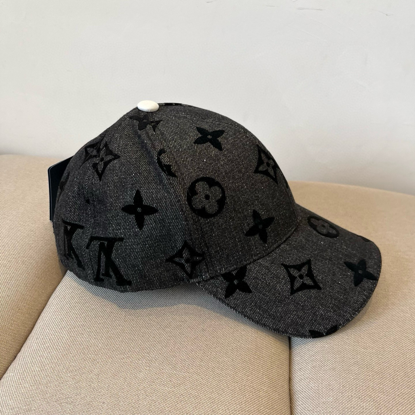 🧢路易威登棒球帽 LouisVuitton😍新款LV棒球帽，重工打造♥️高端大气，百搭款🤗男女通用！跑量