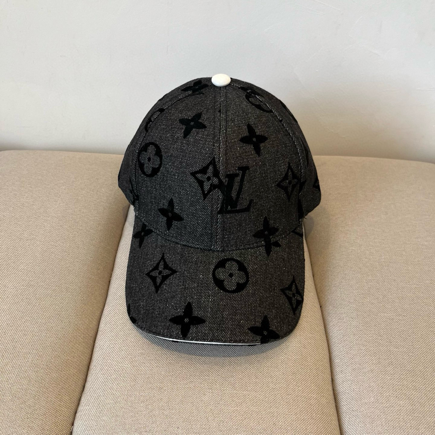 🧢路易威登棒球帽 LouisVuitton😍新款LV棒球帽，重工打造♥️高端大气，百搭款🤗男女通用！跑量