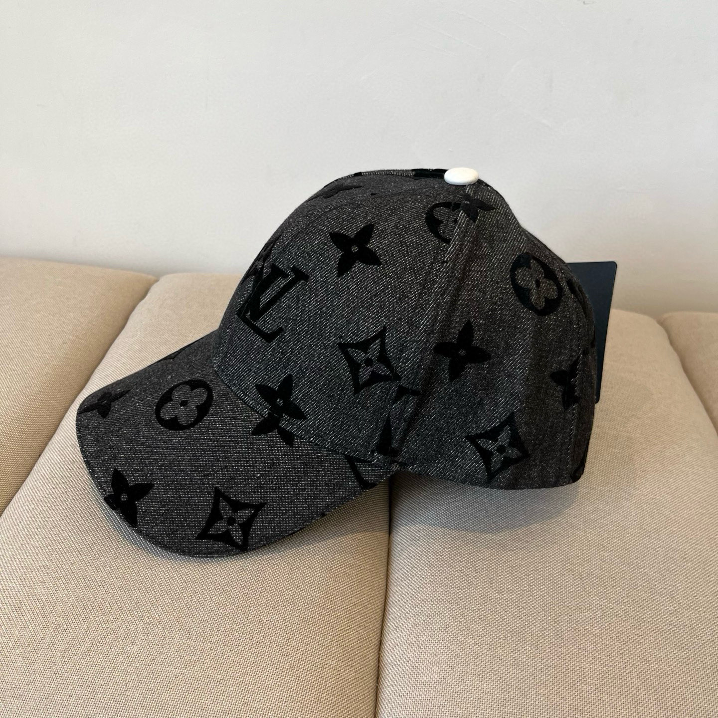 🧢路易威登棒球帽 LouisVuitton😍新款LV棒球帽，重工打造♥️高端大气，百搭款🤗男女通用！跑量