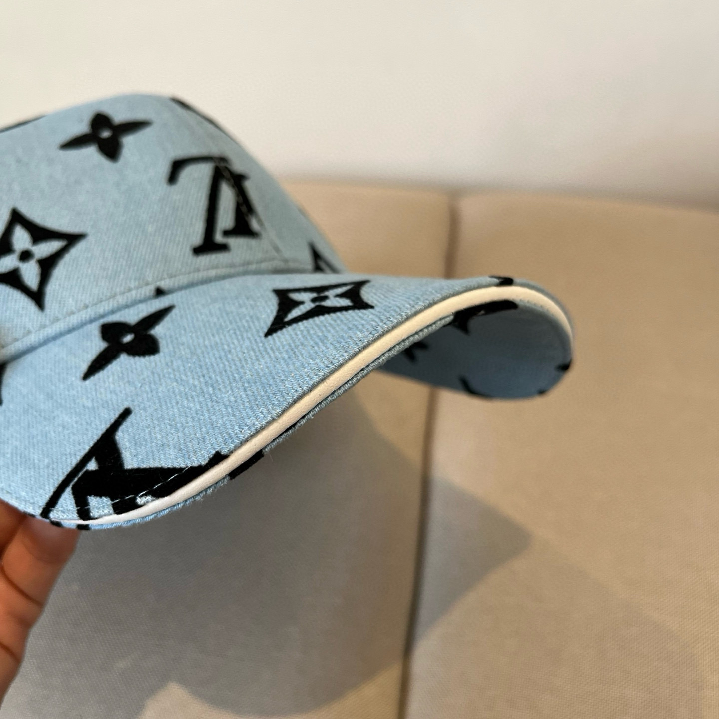 🧢路易威登棒球帽 LouisVuitton😍新款LV棒球帽，重工打造♥️高端大气，百搭款🤗男女通用！跑量