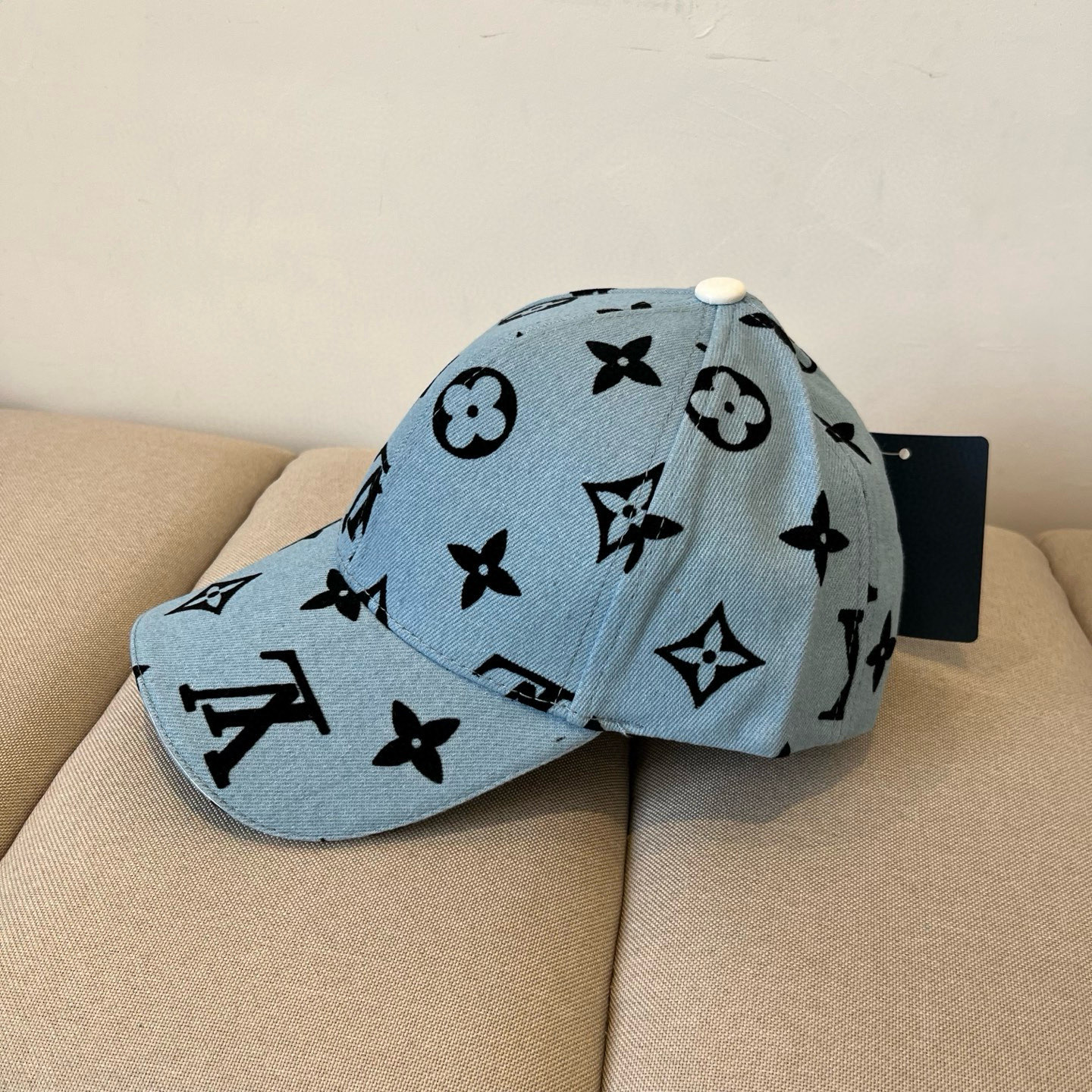 🧢路易威登棒球帽 LouisVuitton😍新款LV棒球帽，重工打造♥️高端大气，百搭款🤗男女通用！跑量