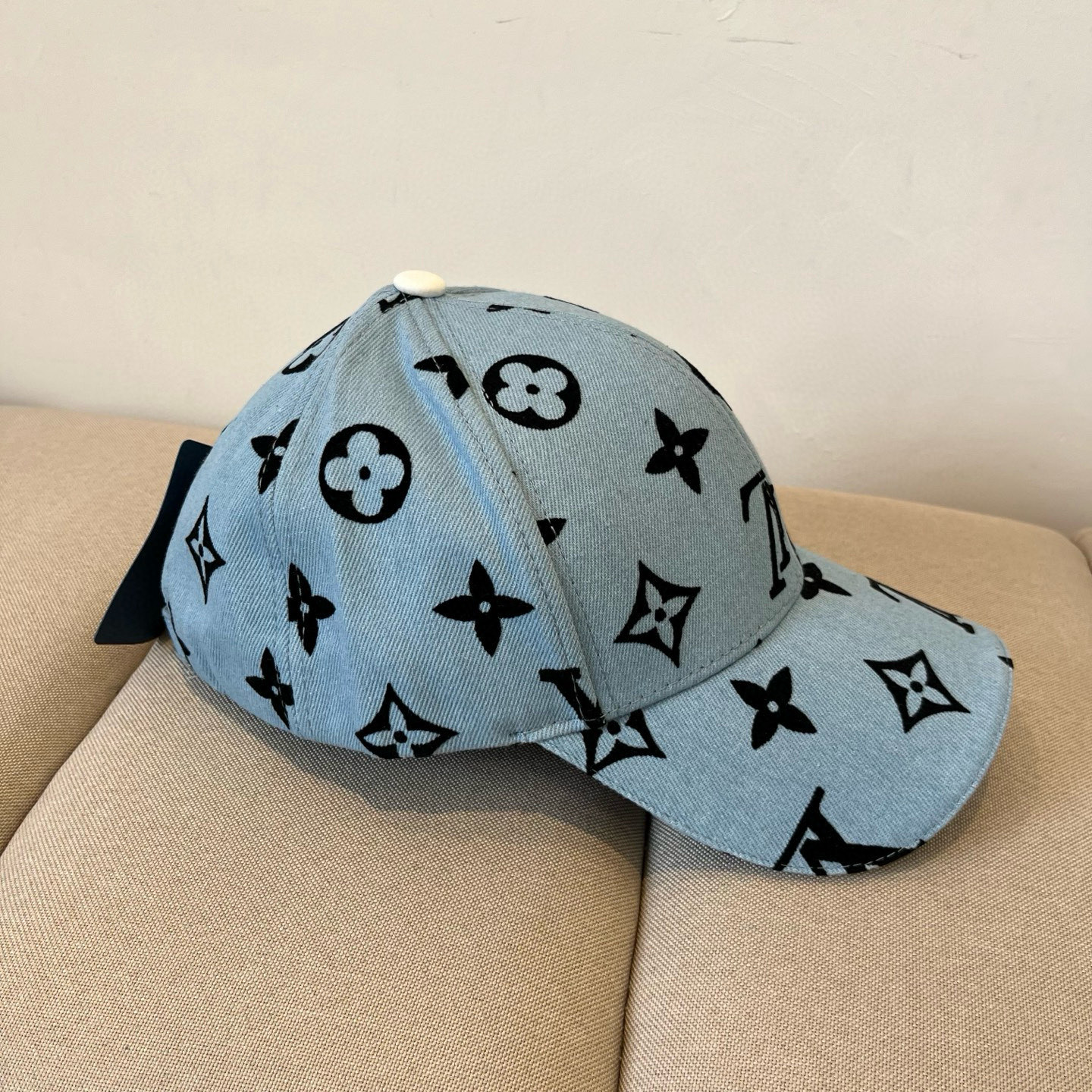 🧢路易威登棒球帽 LouisVuitton😍新款LV棒球帽，重工打造♥️高端大气，百搭款🤗男女通用！跑量