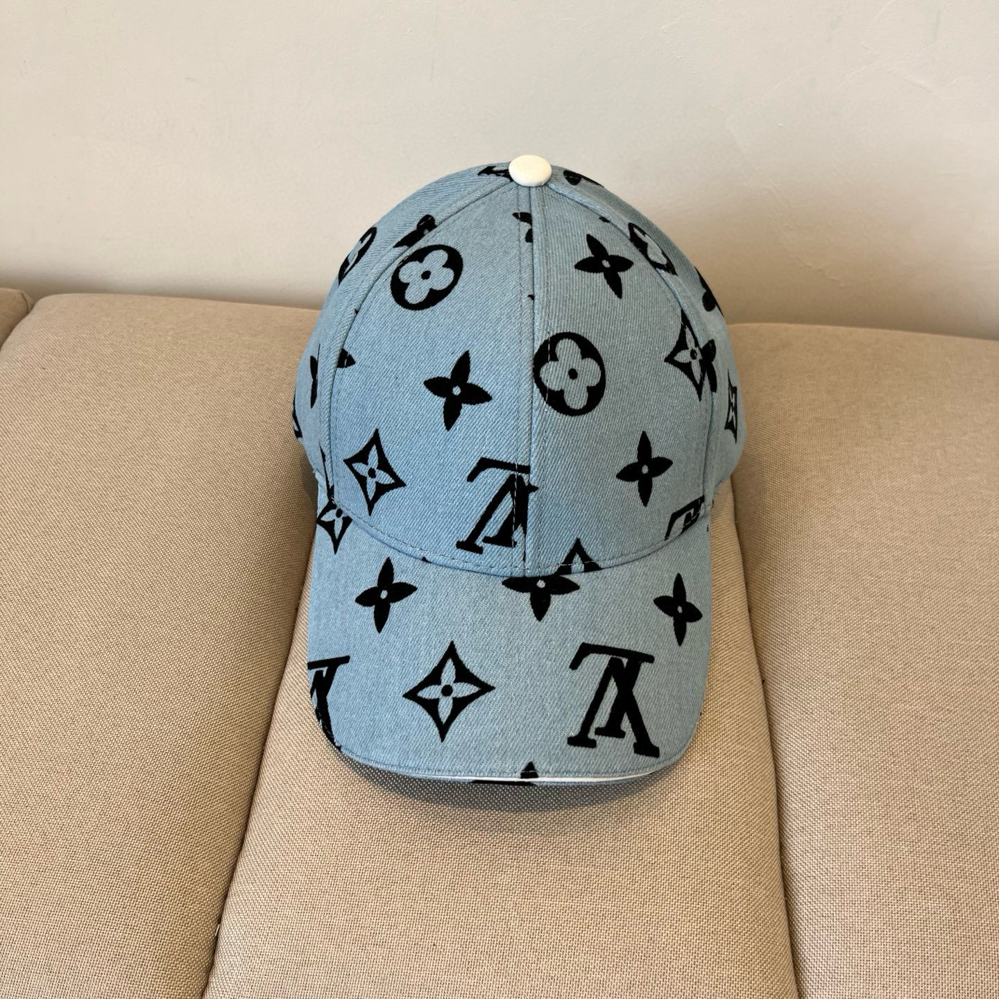 🧢路易威登棒球帽 LouisVuitton😍新款LV棒球帽，重工打造♥️高端大气，百搭款🤗男女通用！跑量
