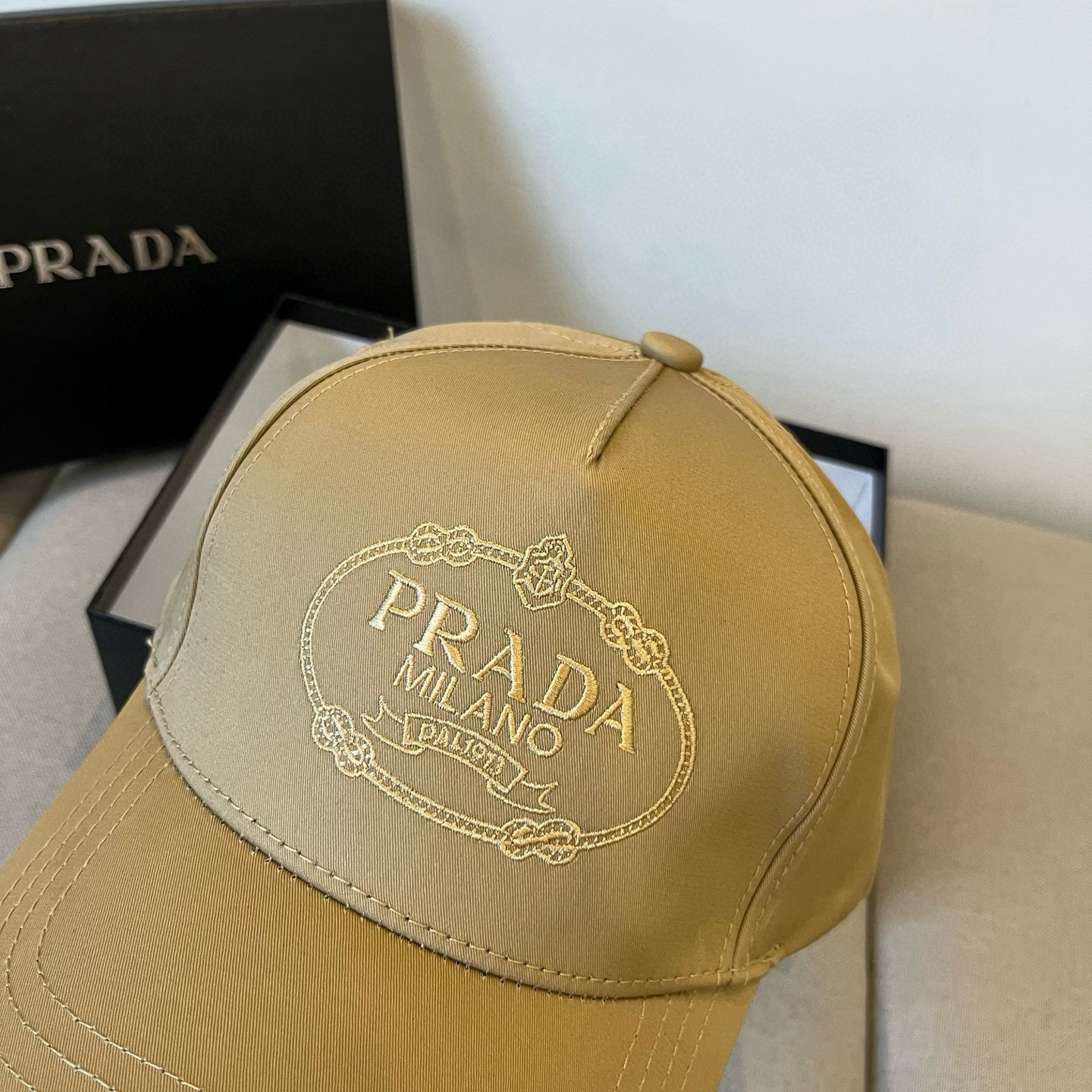 
普拉达 PRADA 新品经典棒球帽 代购版本！时尚潮流，高端做工！非一般的品质，细节看实拍哦