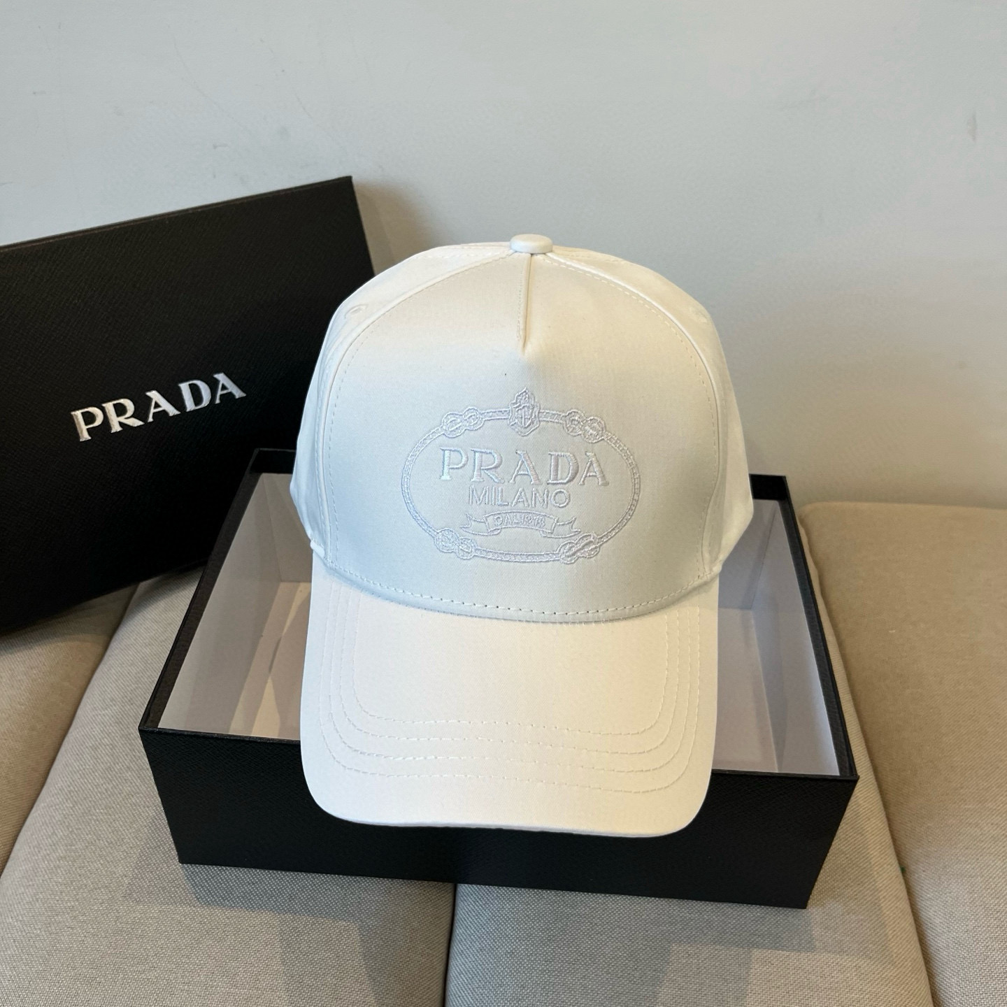 
普拉达 PRADA 新品经典棒球帽 代购版本！时尚潮流，高端做工！非一般的品质，细节看实拍哦