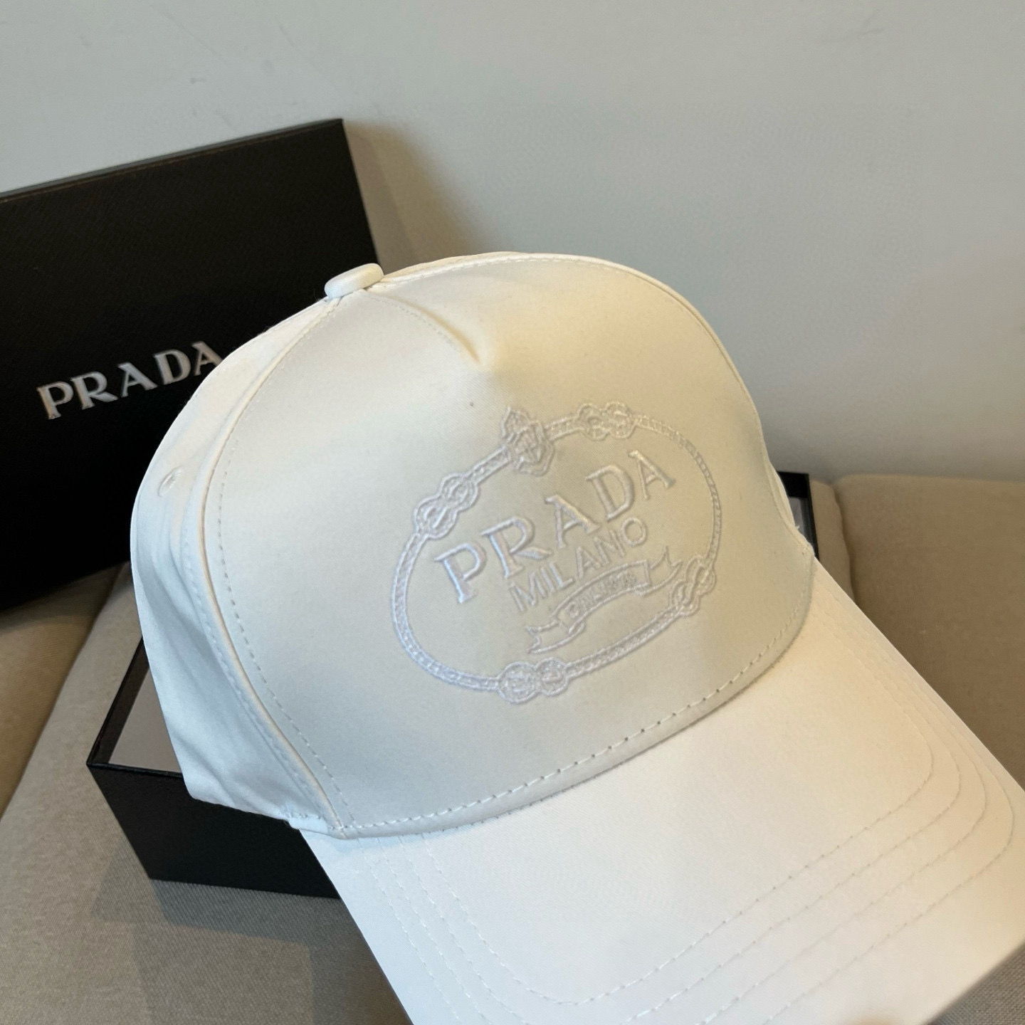
普拉达 PRADA 新品经典棒球帽 代购版本！时尚潮流，高端做工！非一般的品质，细节看实拍哦