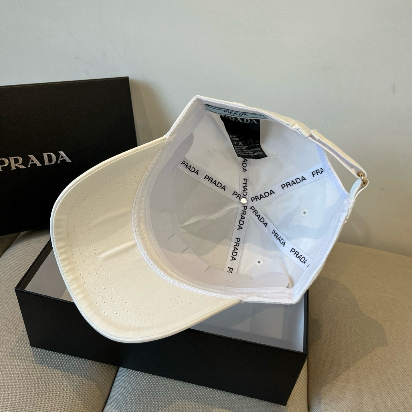 
普拉达 PRADA 新品经典棒球帽 代购版本！时尚潮流，高端做工！非一般的品质，细节看实拍哦