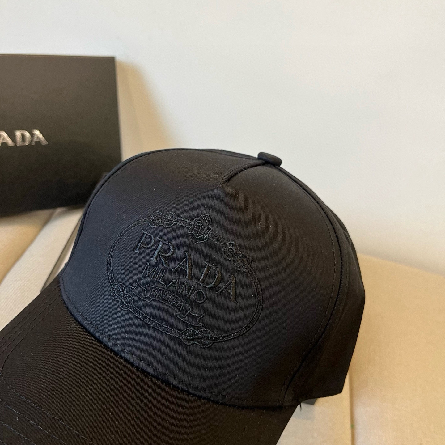
普拉达 PRADA 新品经典棒球帽 代购版本！时尚潮流，高端做工！非一般的品质，细节看实拍哦