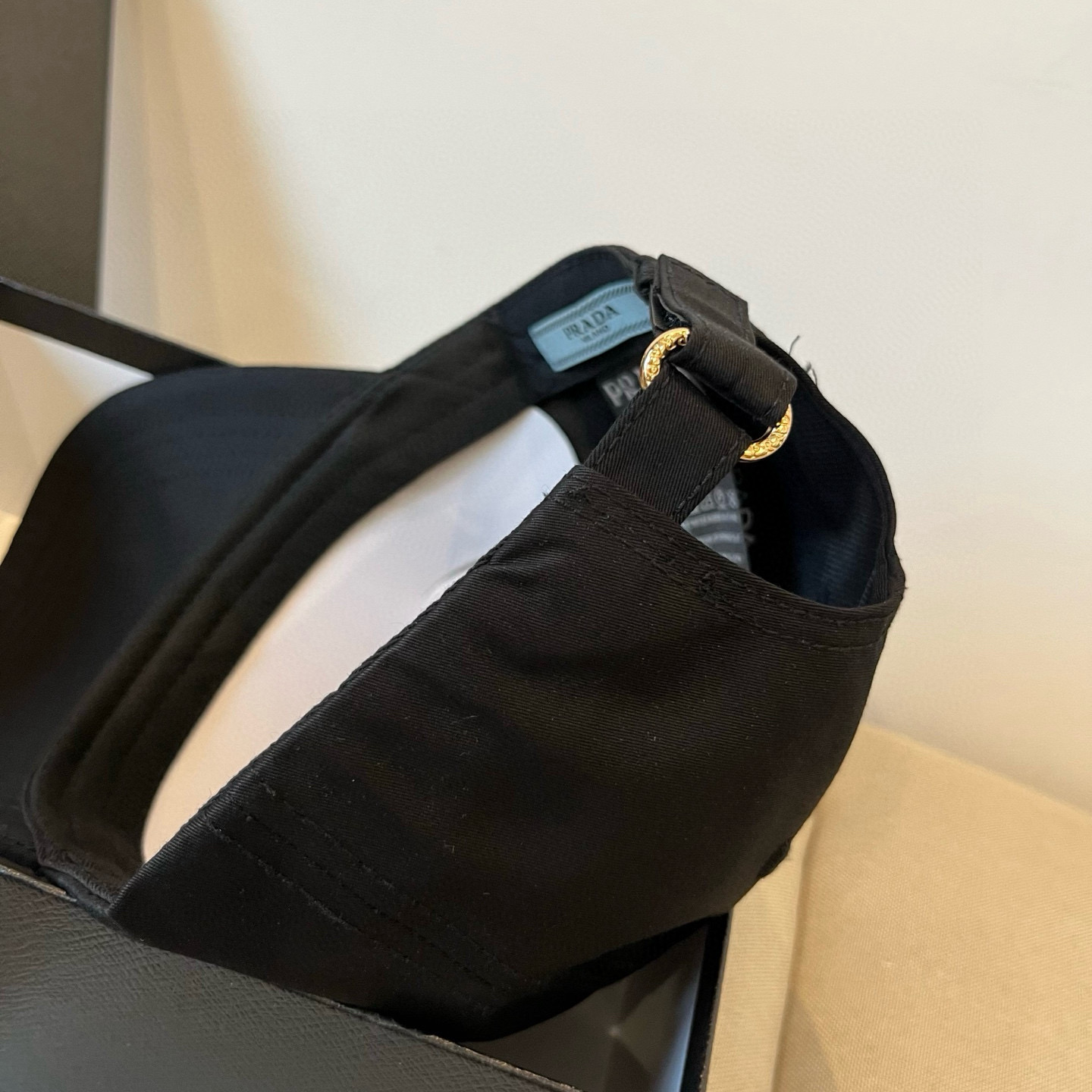 
普拉达 PRADA 新品经典棒球帽 代购版本！时尚潮流，高端做工！非一般的品质，细节看实拍哦