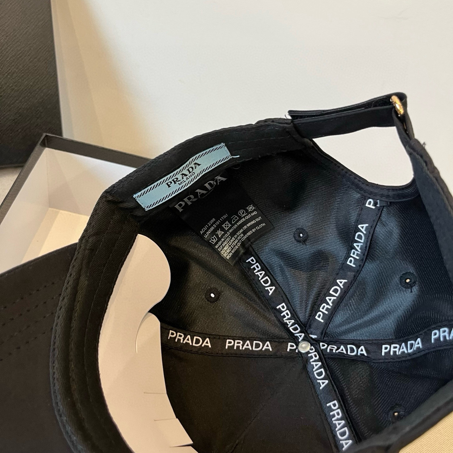 
普拉达 PRADA 新品经典棒球帽 代购版本！时尚潮流，高端做工！非一般的品质，细节看实拍哦