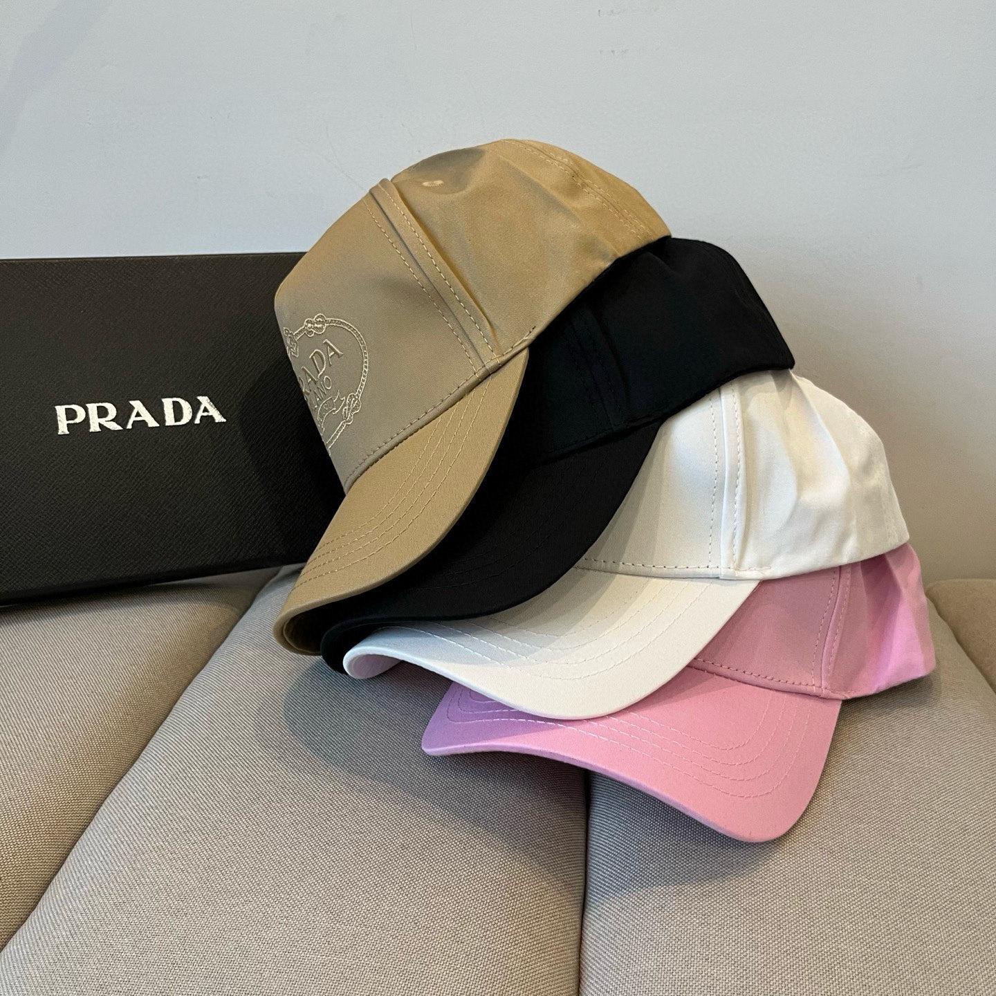 
普拉达 PRADA 新品经典棒球帽 代购版本！时尚潮流，高端做工！非一般的品质，细节看实拍哦