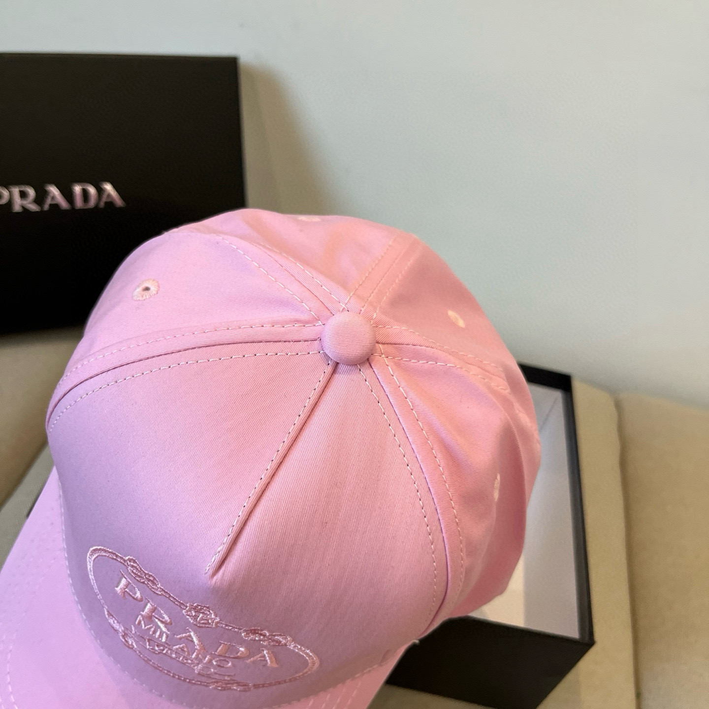
普拉达 PRADA 新品经典棒球帽 代购版本！时尚潮流，高端做工！非一般的品质，细节看实拍哦