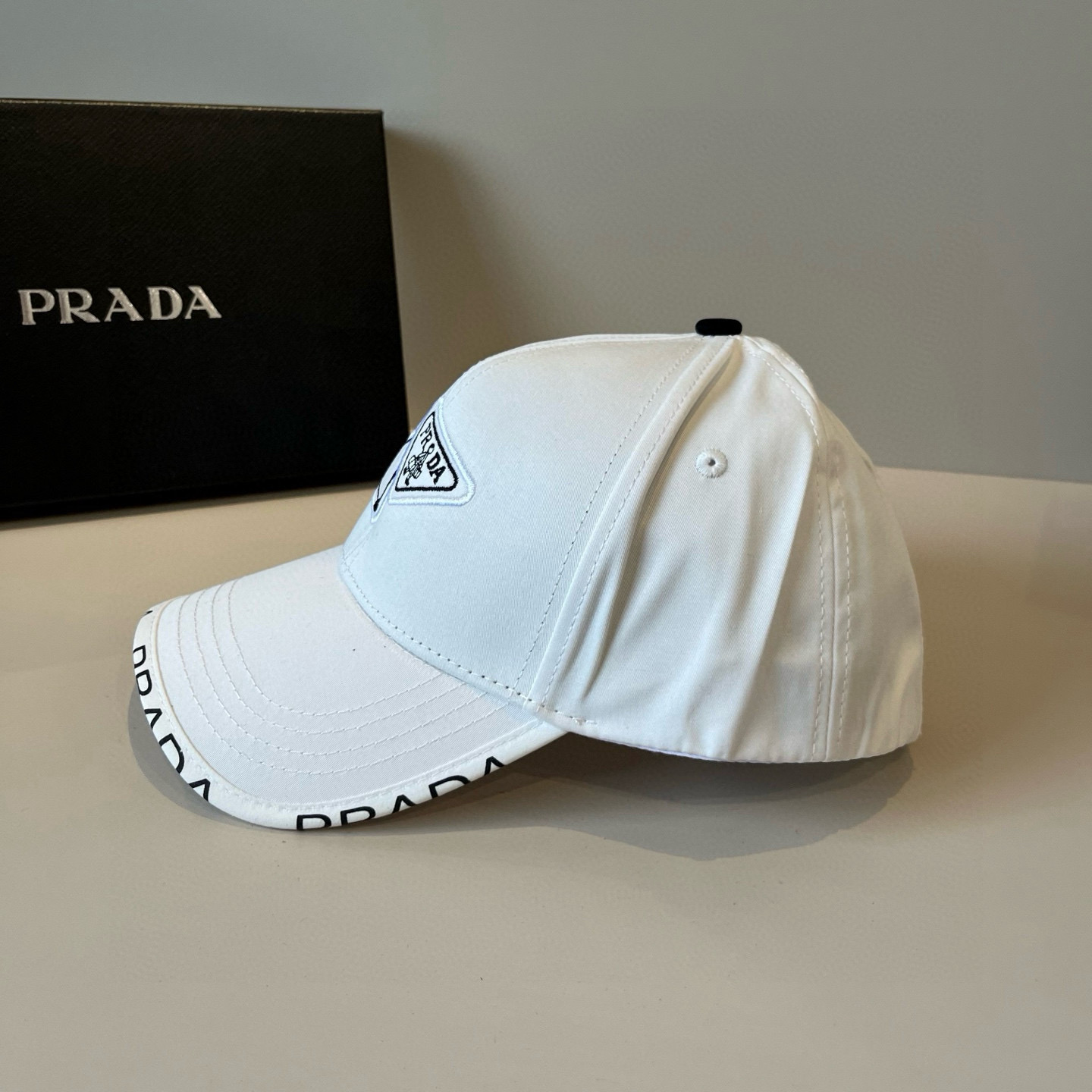 
普拉达 PRADA 新品经典棒球帽 代购版本！时尚潮流，高端做工！非一般的品质，细节看实拍哦