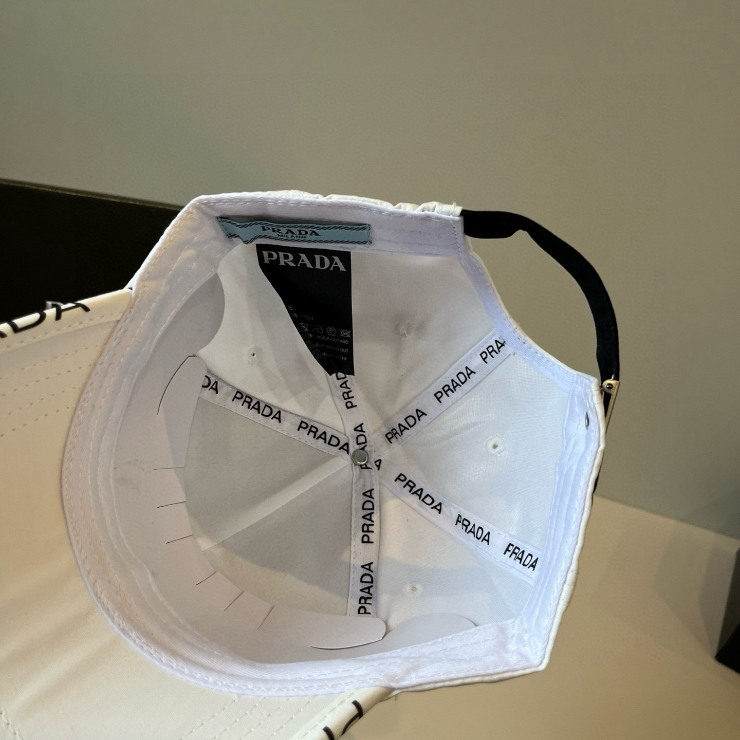 
普拉达 PRADA 新品经典棒球帽 代购版本！时尚潮流，高端做工！非一般的品质，细节看实拍哦