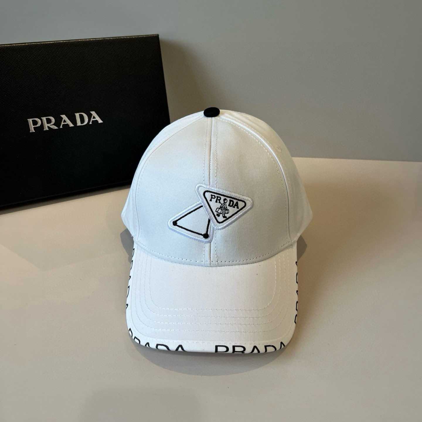 
普拉达 PRADA 新品经典棒球帽 代购版本！时尚潮流，高端做工！非一般的品质，细节看实拍哦