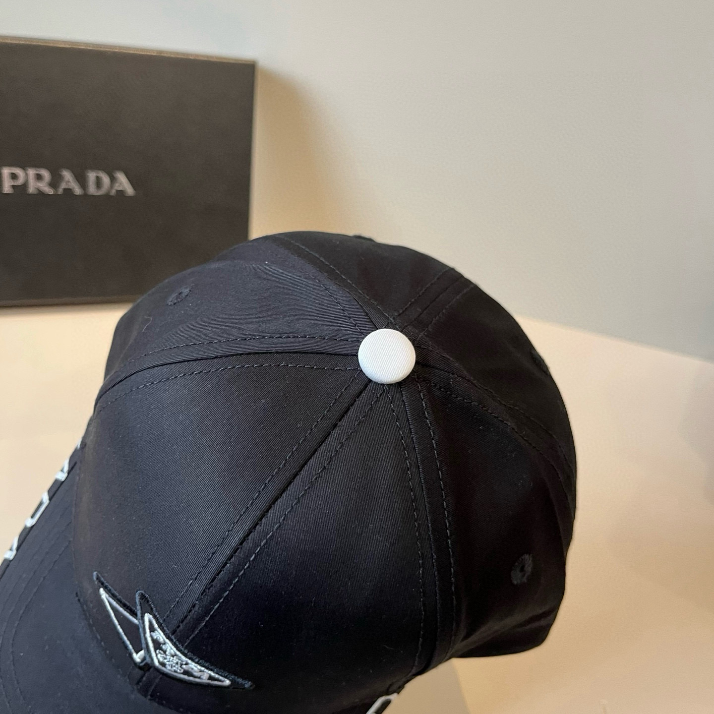 
普拉达 PRADA 新品经典棒球帽 代购版本！时尚潮流，高端做工！非一般的品质，细节看实拍哦