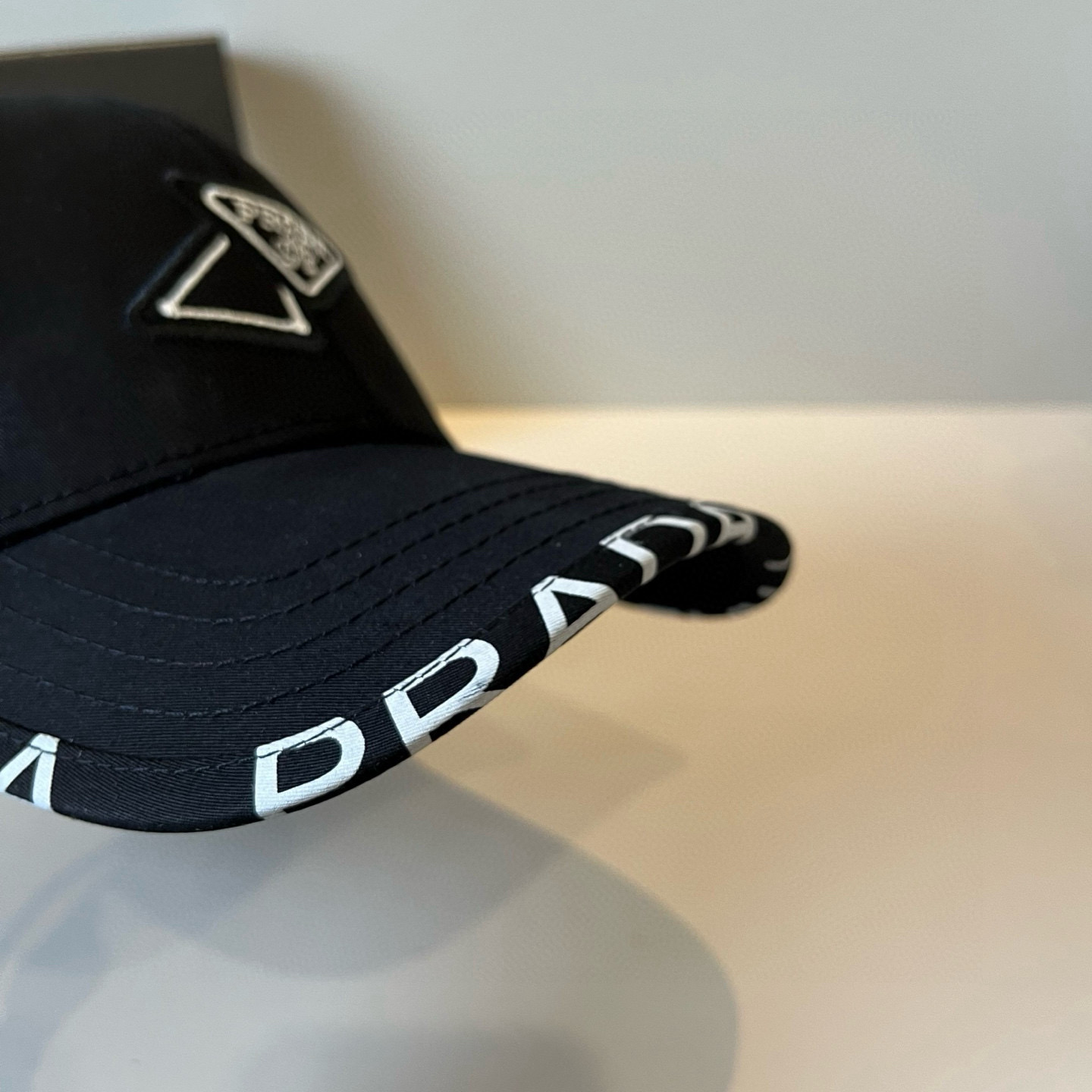 
普拉达 PRADA 新品经典棒球帽 代购版本！时尚潮流，高端做工！非一般的品质，细节看实拍哦