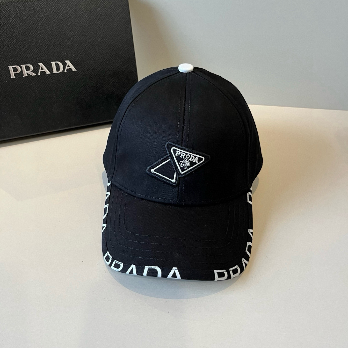 
普拉达 PRADA 新品经典棒球帽 代购版本！时尚潮流，高端做工！非一般的品质，细节看实拍哦
