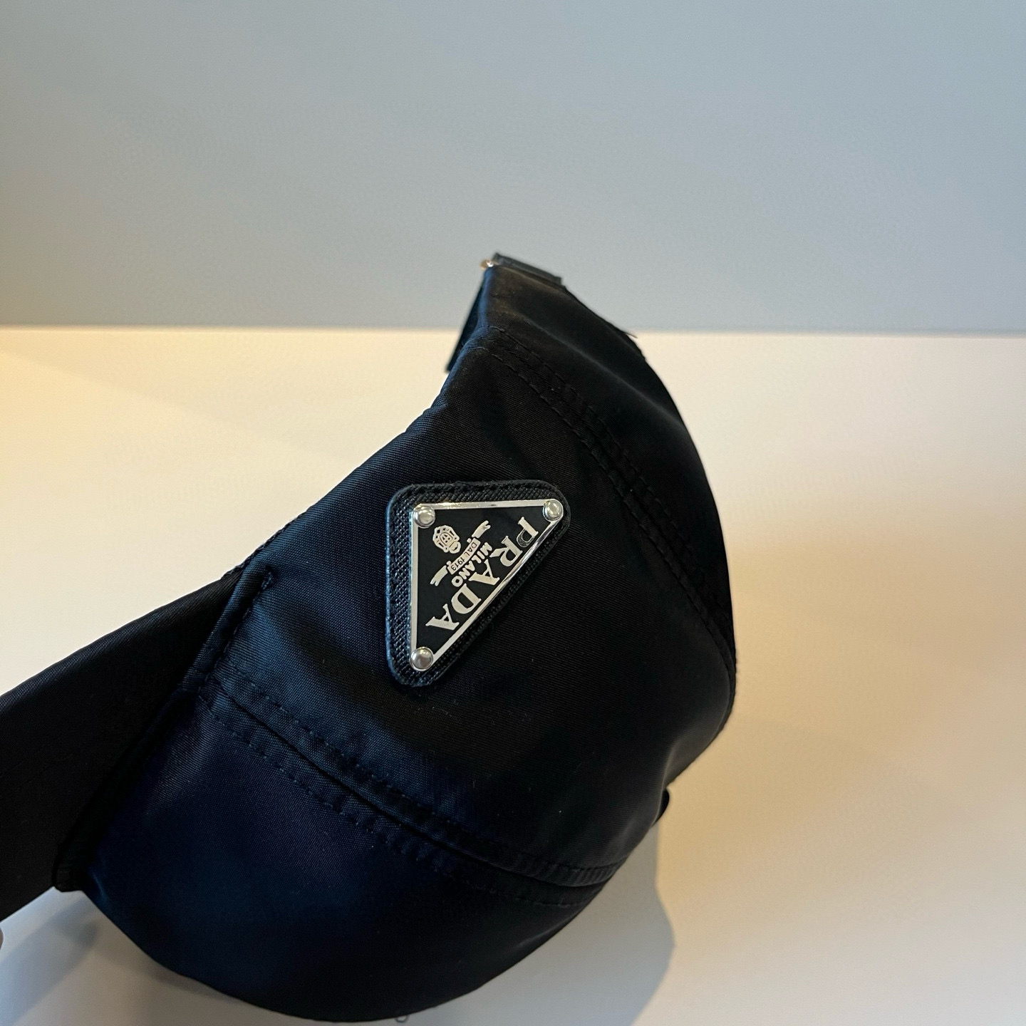 
普拉达 PRADA 新品经典棒球帽 代购版本！时尚潮流，高端做工！非一般的品质，细节看实拍哦