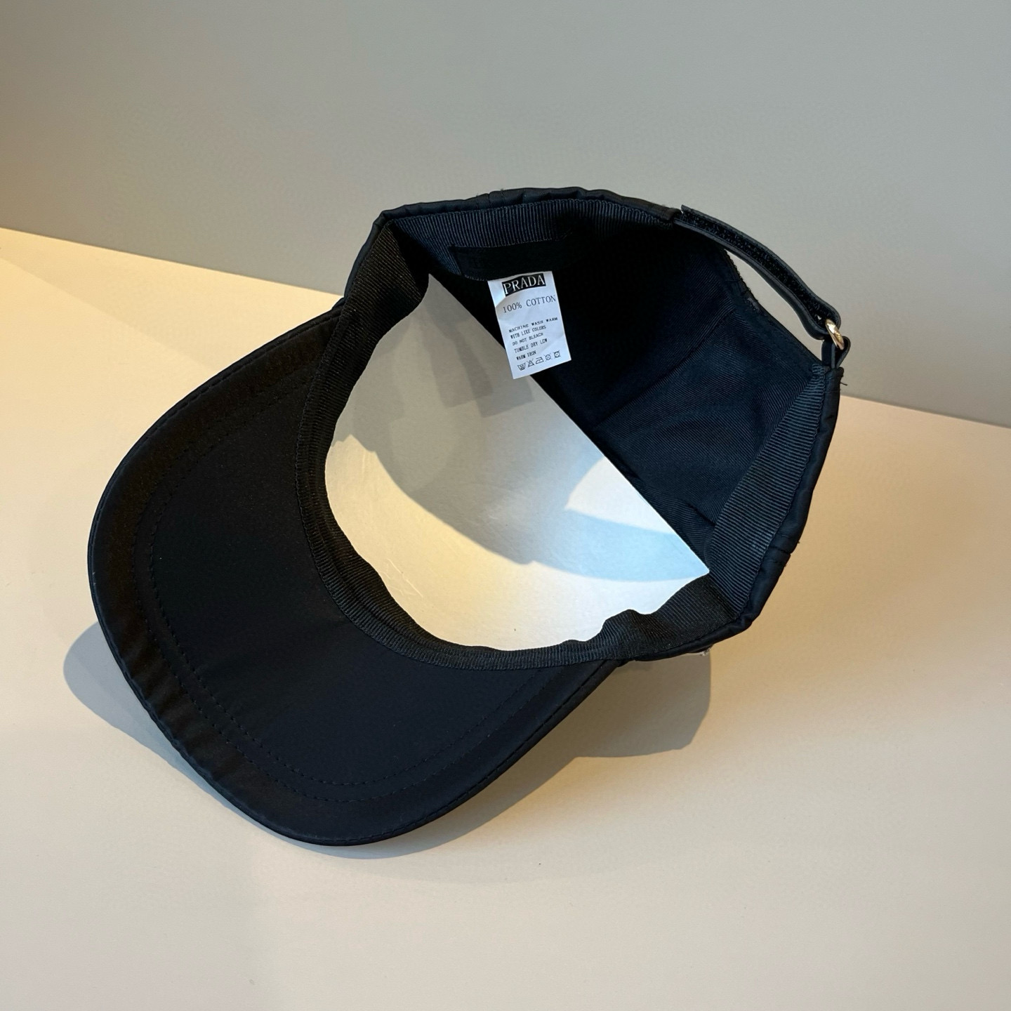 
普拉达 PRADA 新品经典棒球帽 代购版本！时尚潮流，高端做工！非一般的品质，细节看实拍哦