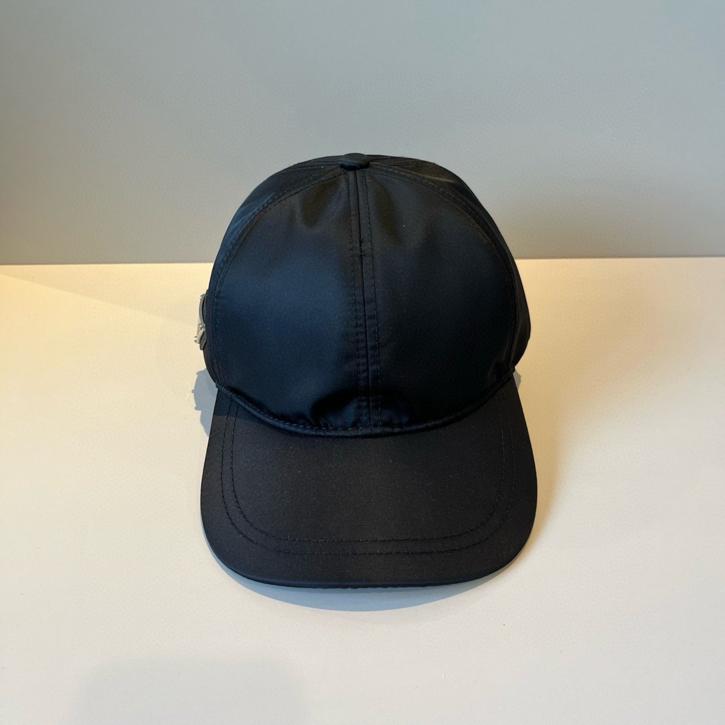 
普拉达 PRADA 新品经典棒球帽 代购版本！时尚潮流，高端做工！非一般的品质，细节看实拍哦