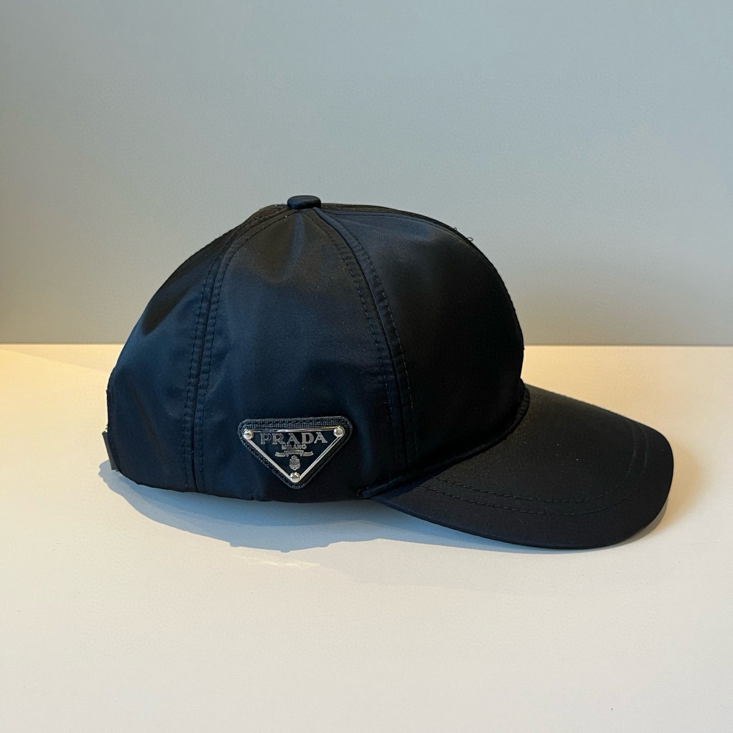 
普拉达 PRADA 新品经典棒球帽 代购版本！时尚潮流，高端做工！非一般的品质，细节看实拍哦