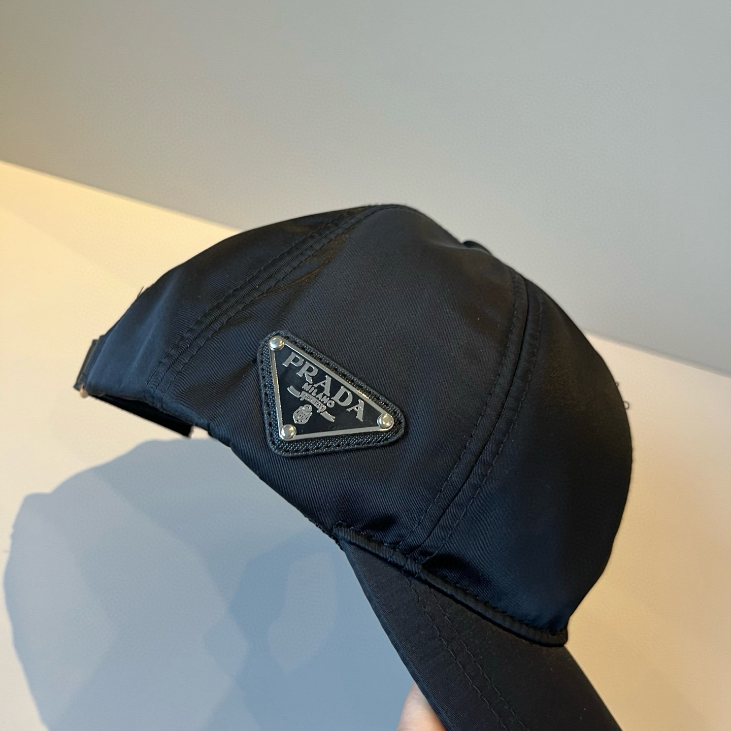 
普拉达 PRADA 新品经典棒球帽 代购版本！时尚潮流，高端做工！非一般的品质，细节看实拍哦