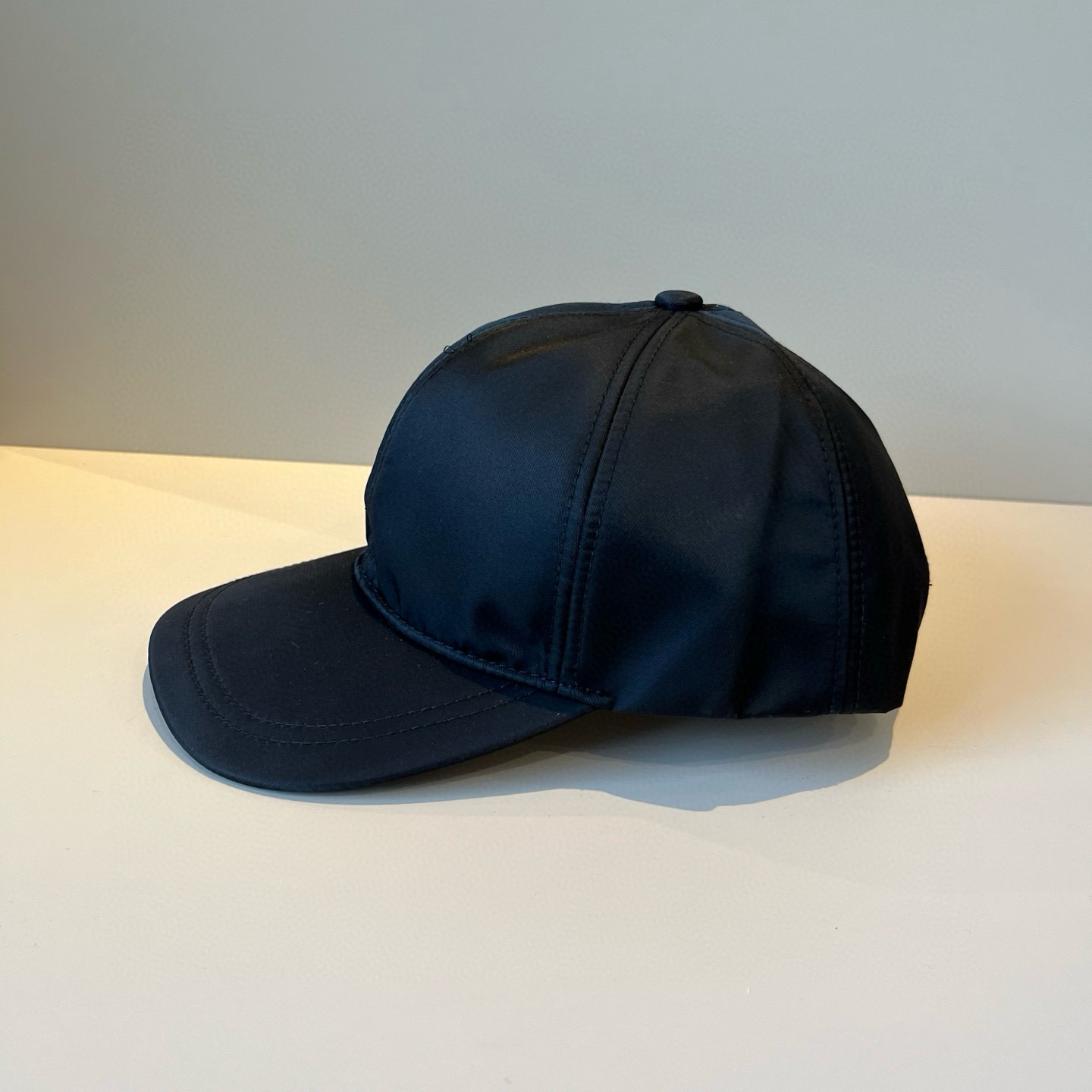 
普拉达 PRADA 新品经典棒球帽 代购版本！时尚潮流，高端做工！非一般的品质，细节看实拍哦