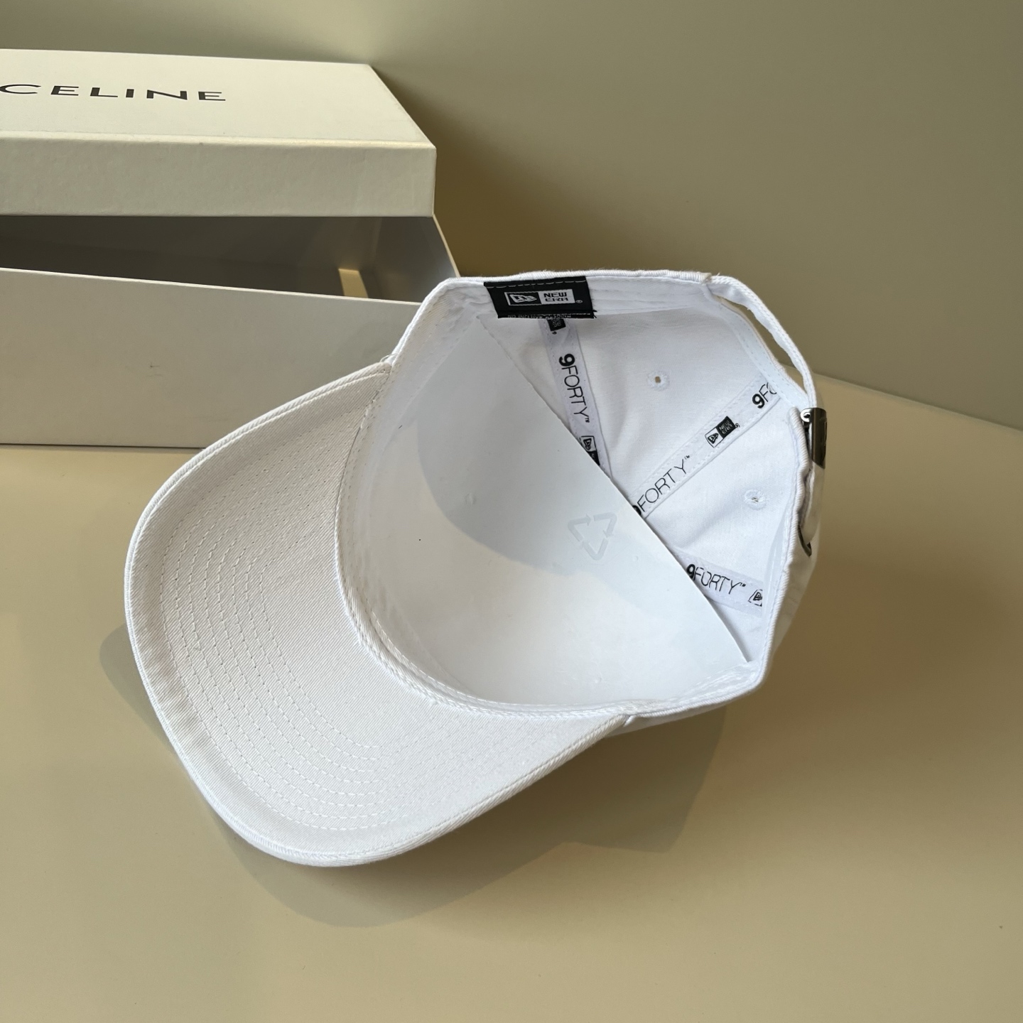 
韩国正品MLB棒球帽。最新最火的帽子就在这👏👏最新款LA棒球帽刺绣男女情侣款鸭舌帽❗最新款，经典La小