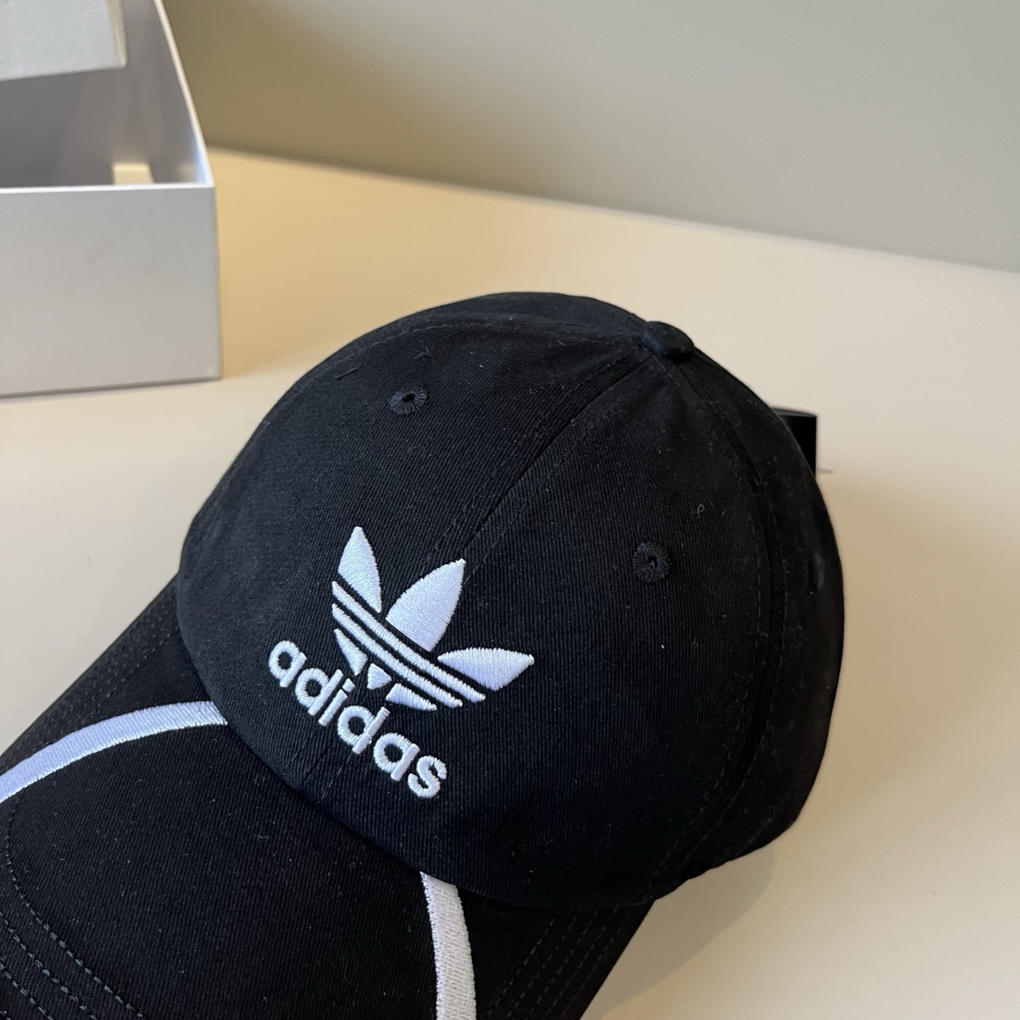 
潮牌🧢官网新品，棒球帽，原单品质火爆来袭 。🎩 工艺非常精美 高档大气上档次！低调奢华，方便携带！跑量