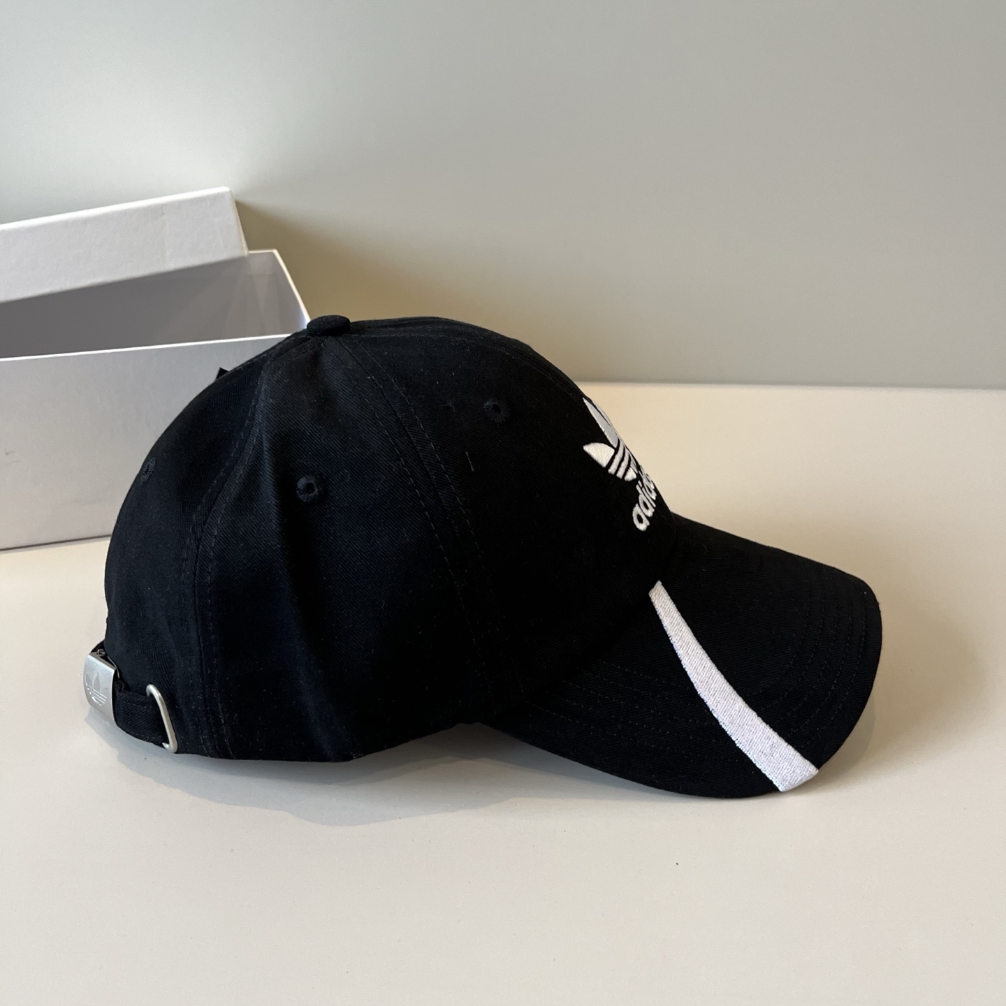 
潮牌🧢官网新品，棒球帽，原单品质火爆来袭 。🎩 工艺非常精美 高档大气上档次！低调奢华，方便携带！跑量