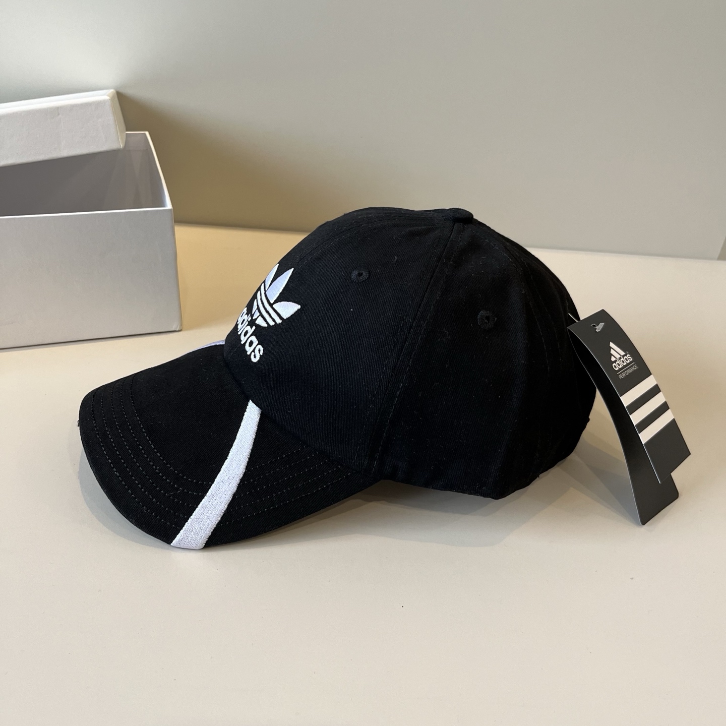 
潮牌🧢官网新品，棒球帽，原单品质火爆来袭 。🎩 工艺非常精美 高档大气上档次！低调奢华，方便携带！跑量