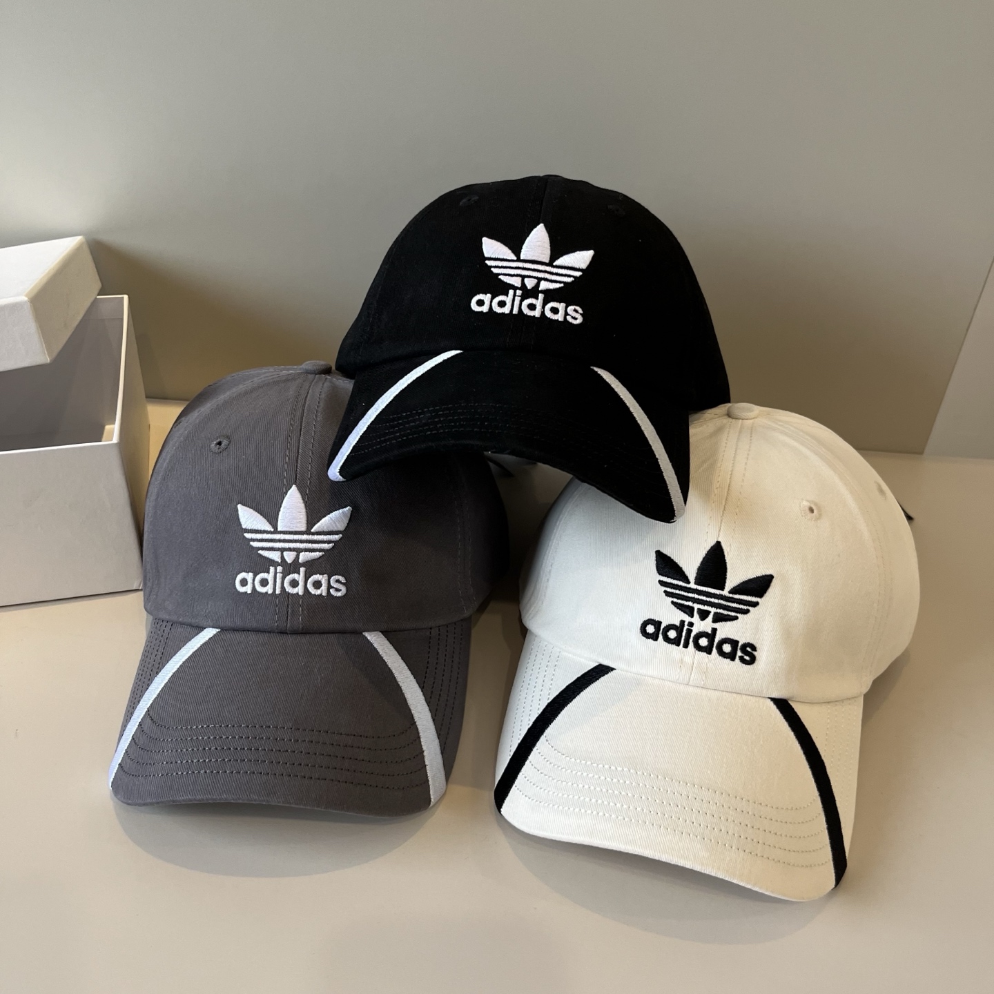 
潮牌🧢官网新品，棒球帽，原单品质火爆来袭 。🎩 工艺非常精美 高档大气上档次！低调奢华，方便携带！跑量