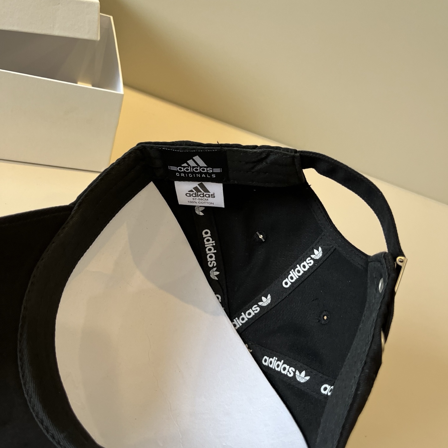 
潮牌🧢官网新品，棒球帽，原单品质火爆来袭 。🎩 工艺非常精美 高档大气上档次！低调奢华，方便携带！跑量