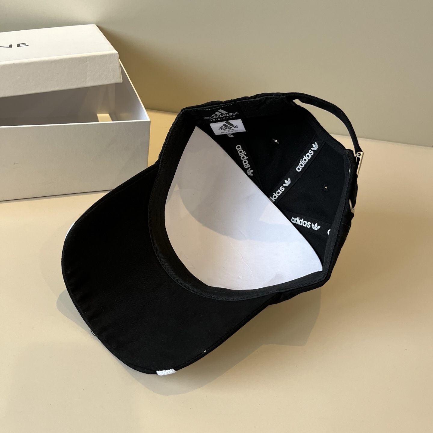 
潮牌🧢官网新品，棒球帽，原单品质火爆来袭 。🎩 工艺非常精美 高档大气上档次！低调奢华，方便携带！跑量