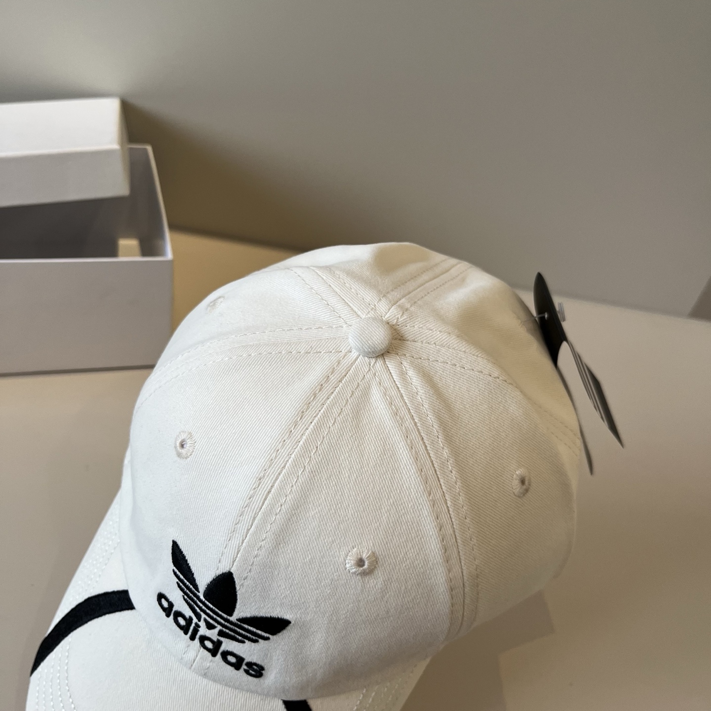 
潮牌🧢官网新品，棒球帽，原单品质火爆来袭 。🎩 工艺非常精美 高档大气上档次！低调奢华，方便携带！跑量