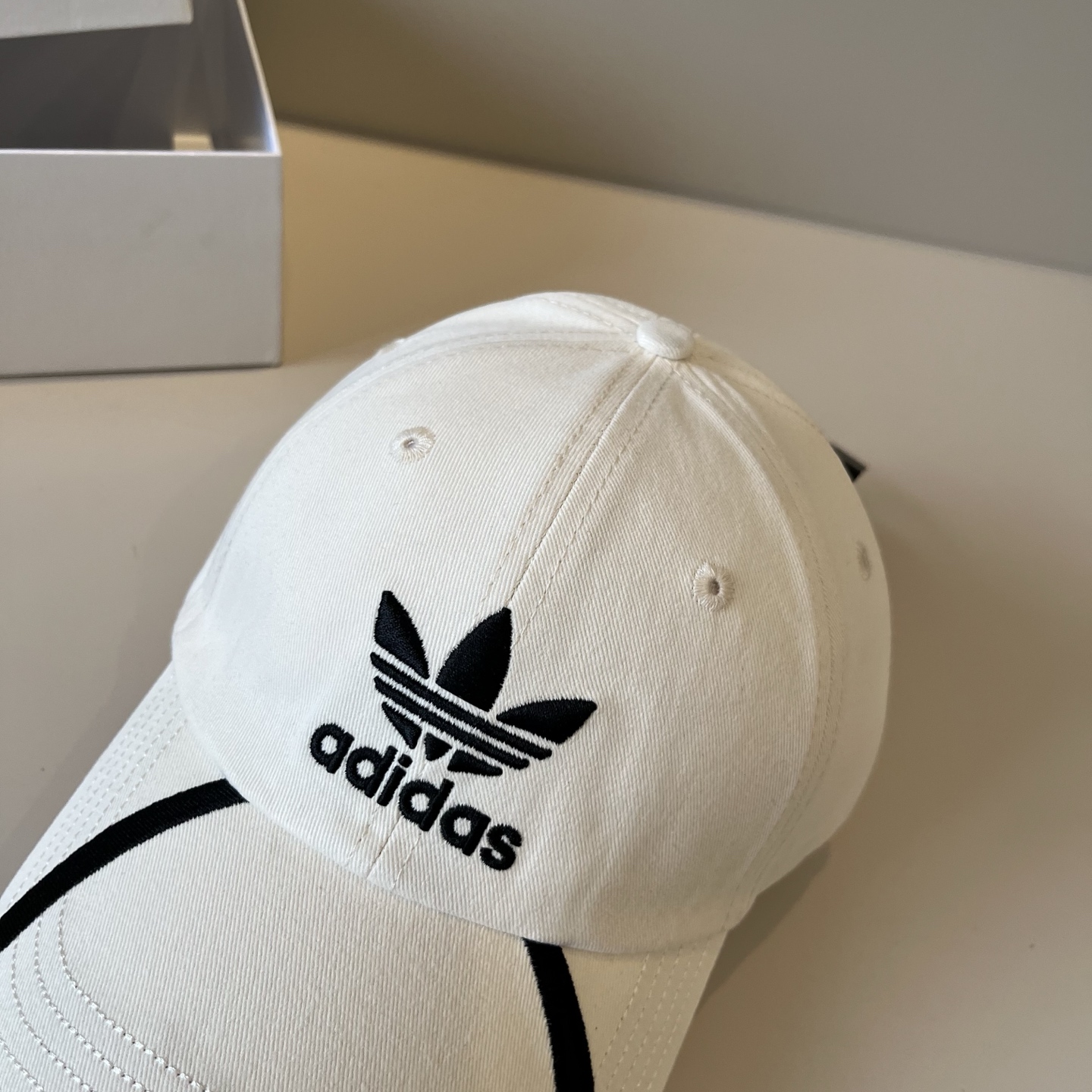 
潮牌🧢官网新品，棒球帽，原单品质火爆来袭 。🎩 工艺非常精美 高档大气上档次！低调奢华，方便携带！跑量