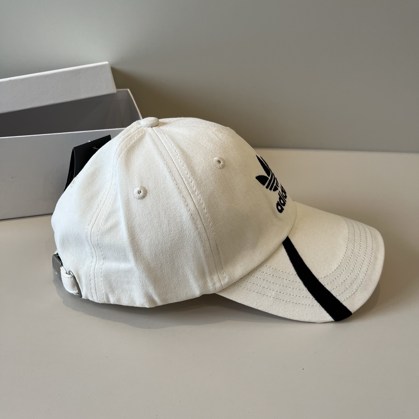 
潮牌🧢官网新品，棒球帽，原单品质火爆来袭 。🎩 工艺非常精美 高档大气上档次！低调奢华，方便携带！跑量