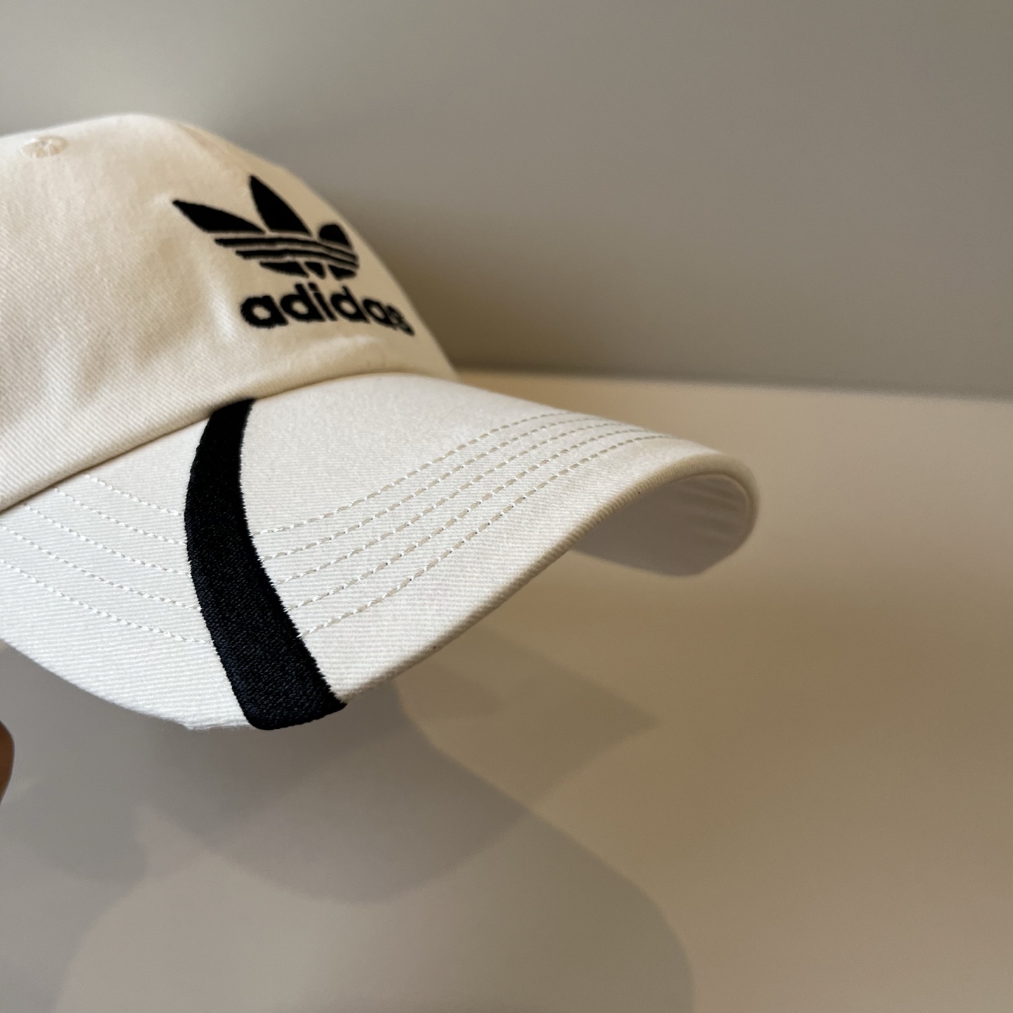
潮牌🧢官网新品，棒球帽，原单品质火爆来袭 。🎩 工艺非常精美 高档大气上档次！低调奢华，方便携带！跑量