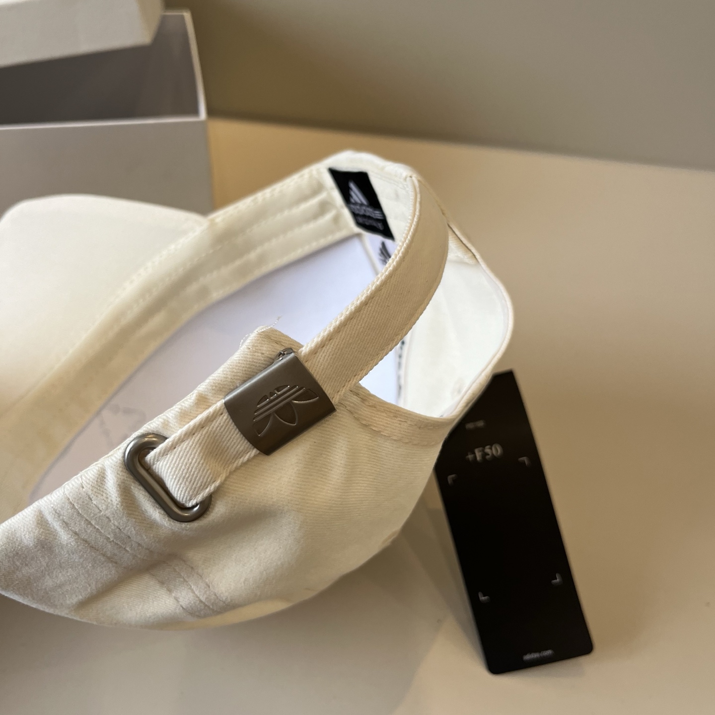 
潮牌🧢官网新品，棒球帽，原单品质火爆来袭 。🎩 工艺非常精美 高档大气上档次！低调奢华，方便携带！跑量