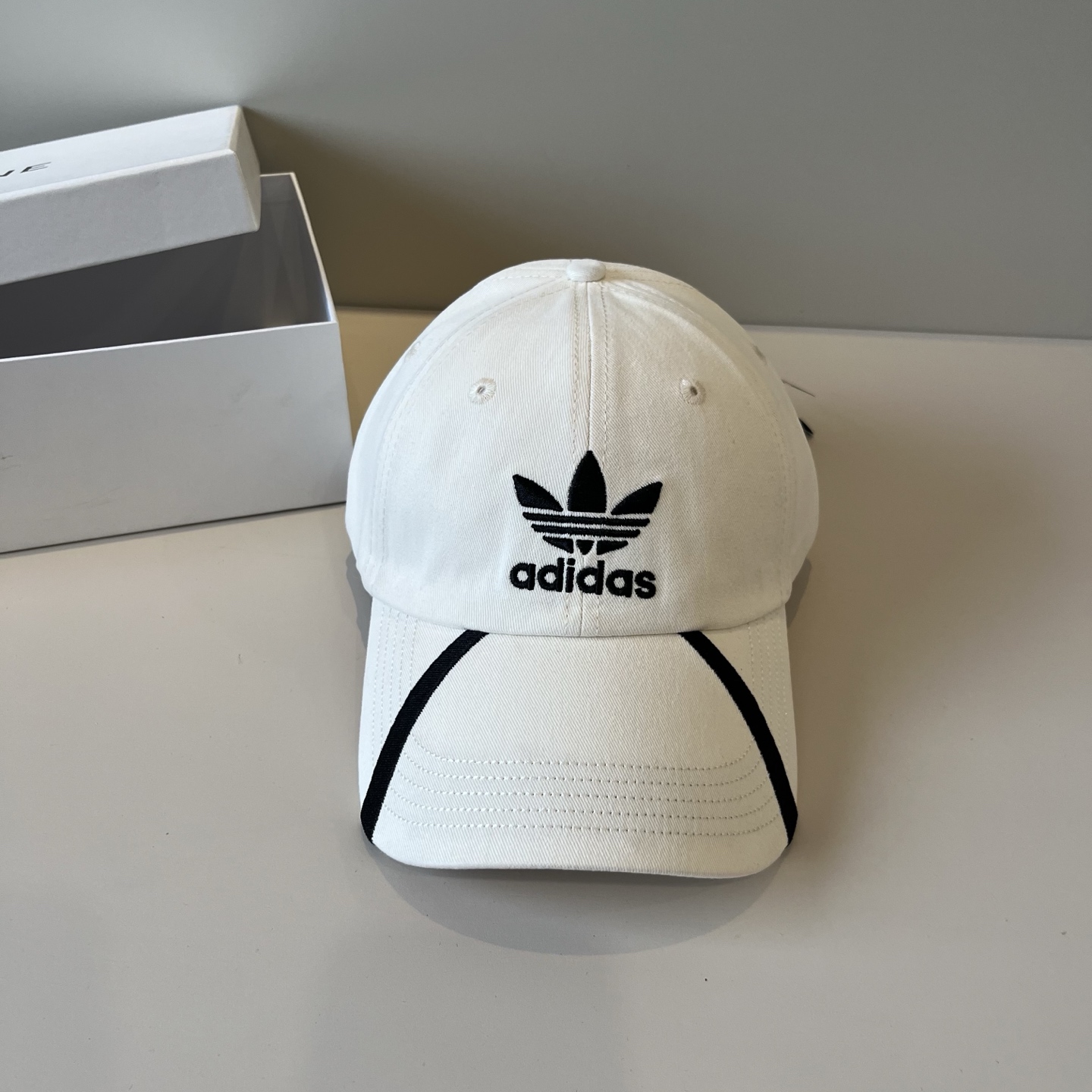 
潮牌🧢官网新品，棒球帽，原单品质火爆来袭 。🎩 工艺非常精美 高档大气上档次！低调奢华，方便携带！跑量