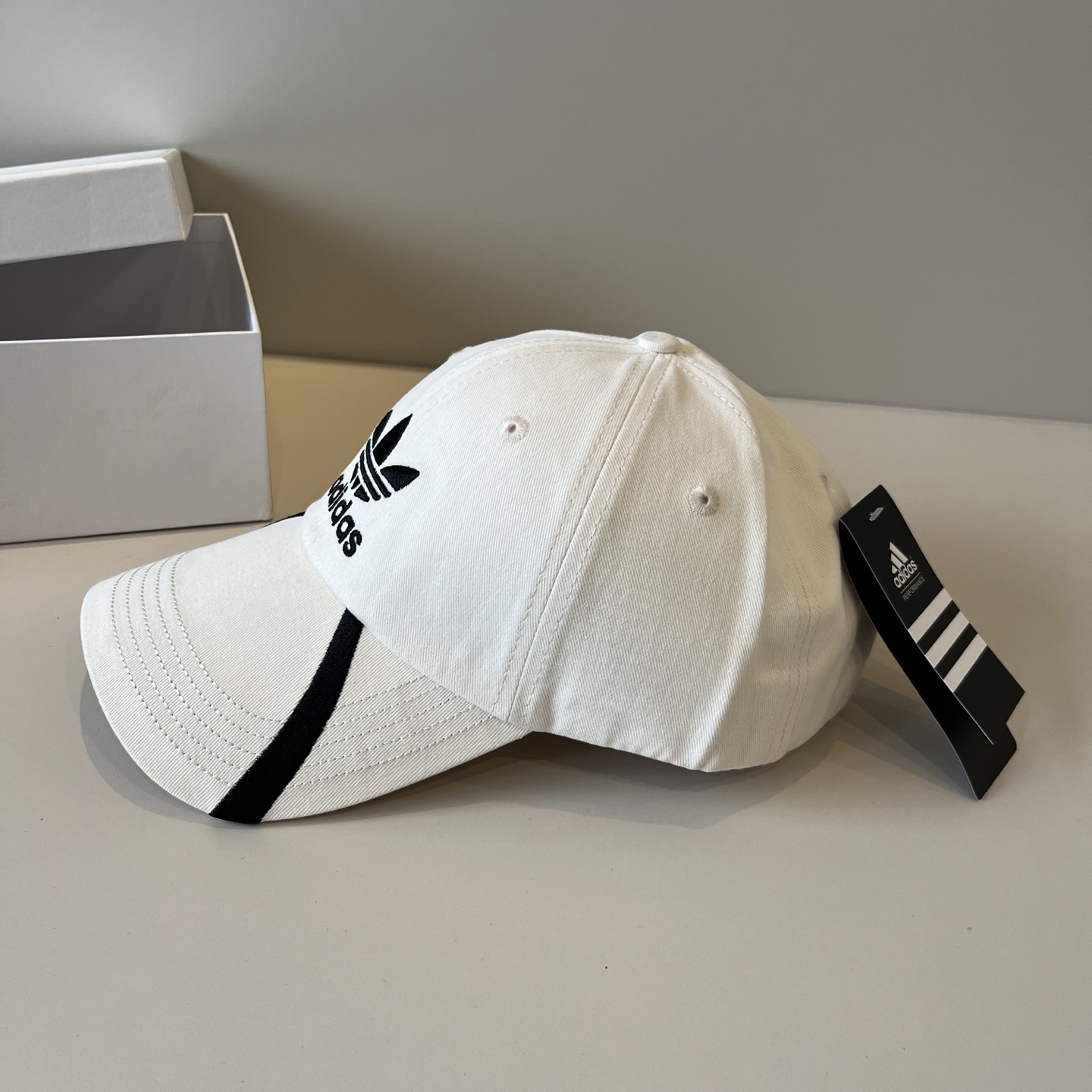 
潮牌🧢官网新品，棒球帽，原单品质火爆来袭 。🎩 工艺非常精美 高档大气上档次！低调奢华，方便携带！跑量