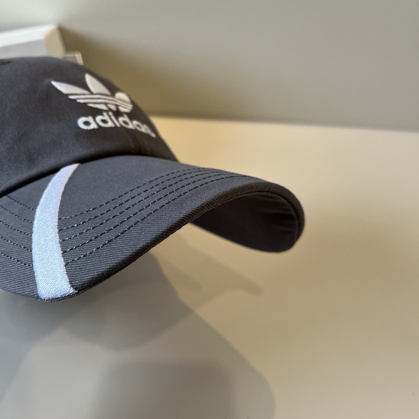 
潮牌🧢官网新品，棒球帽，原单品质火爆来袭 。🎩 工艺非常精美 高档大气上档次！低调奢华，方便携带！跑量