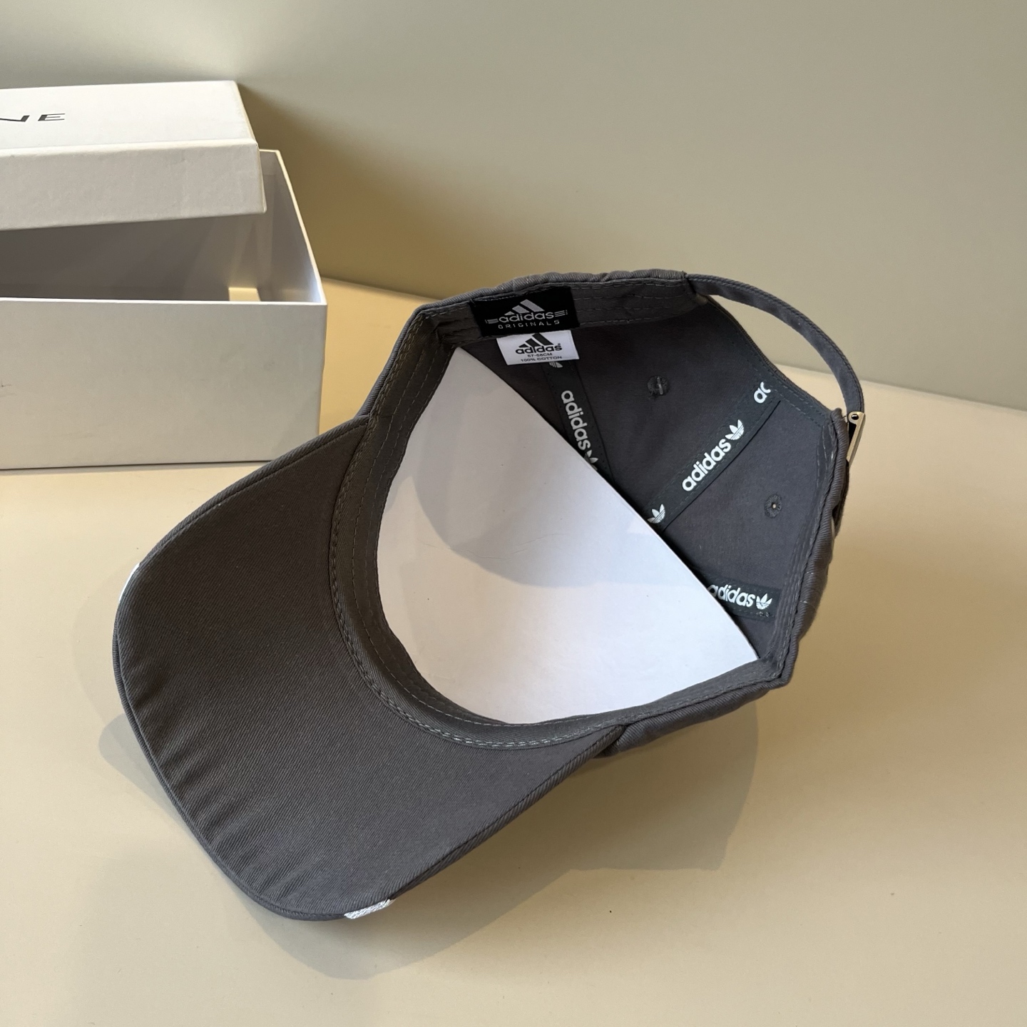 
潮牌🧢官网新品，棒球帽，原单品质火爆来袭 。🎩 工艺非常精美 高档大气上档次！低调奢华，方便携带！跑量