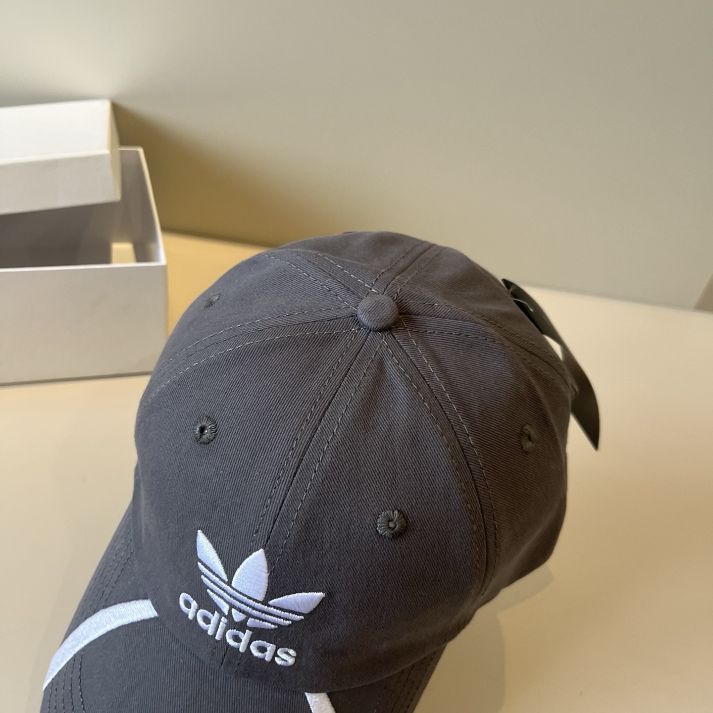 
潮牌🧢官网新品，棒球帽，原单品质火爆来袭 。🎩 工艺非常精美 高档大气上档次！低调奢华，方便携带！跑量